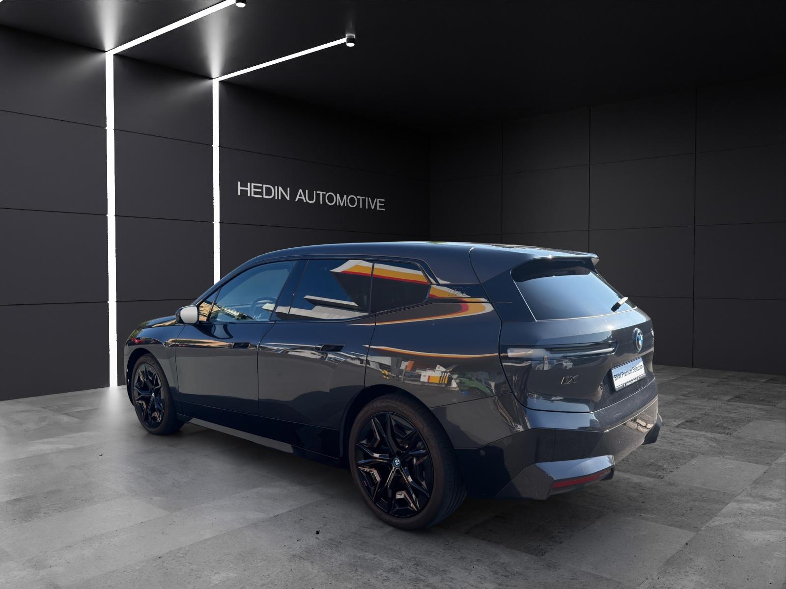 BMW iX M60-showroom-element-2