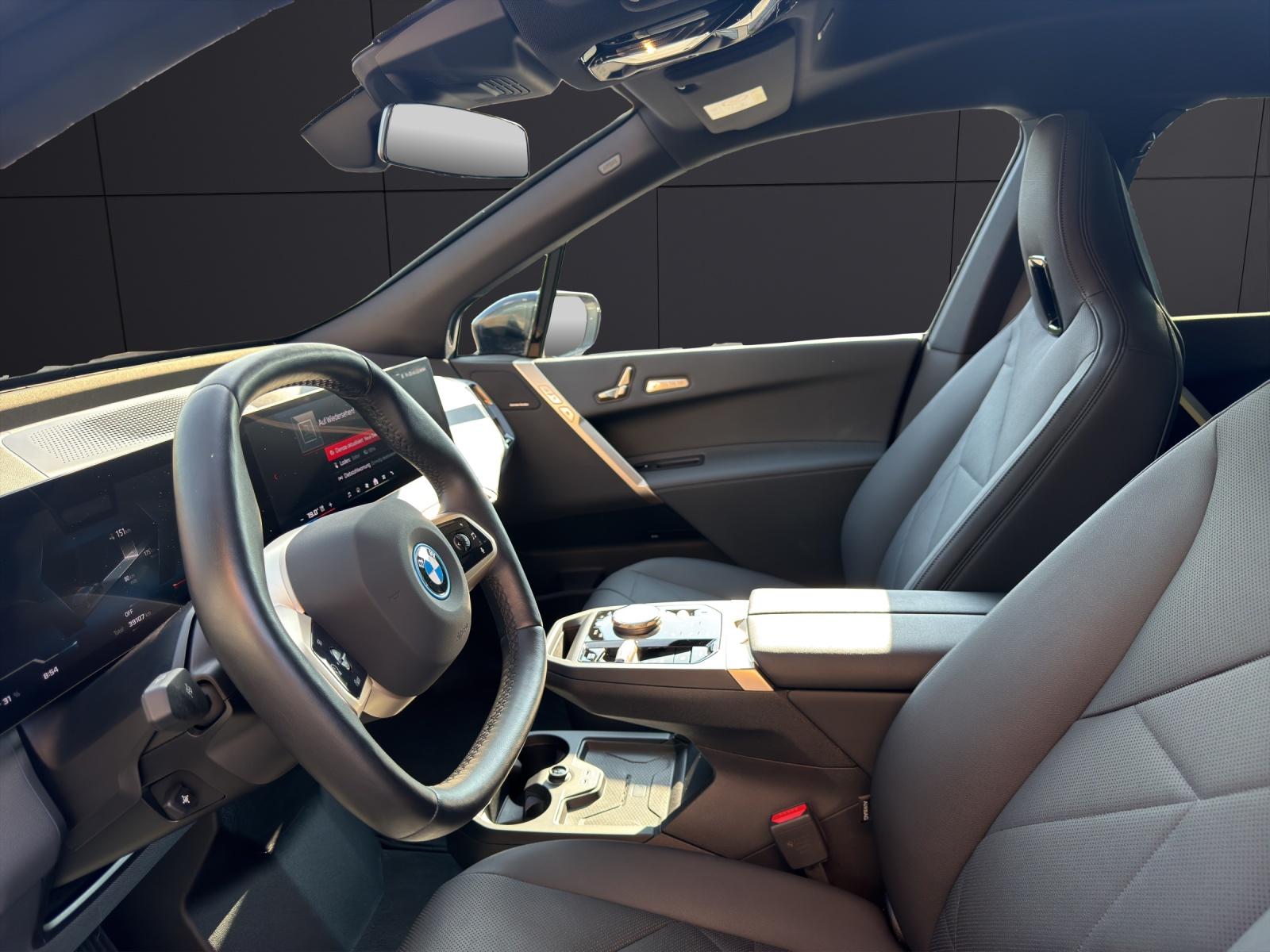 BMW iX M60-showroom-element-1