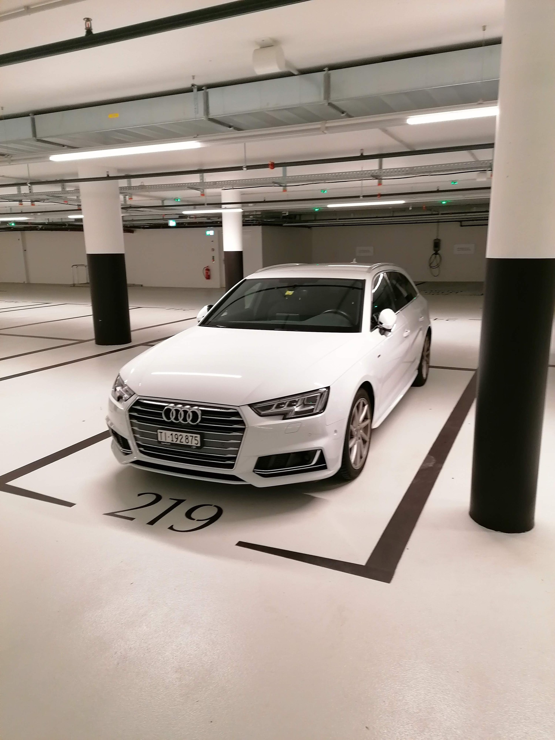 AUDI 2.0 TDI 190 Design S-Tronic-image-0
