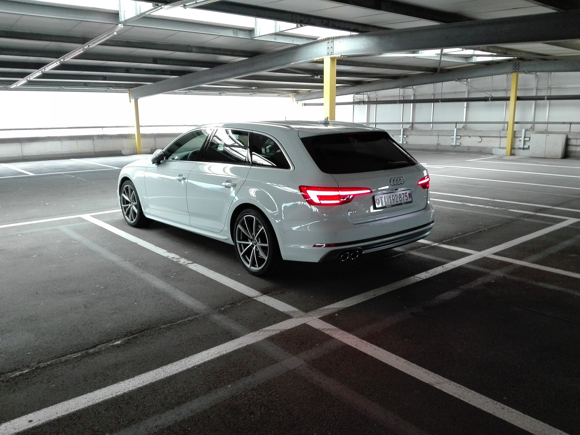 AUDI 2.0 TDI 190 Design S-Tronic-image-1