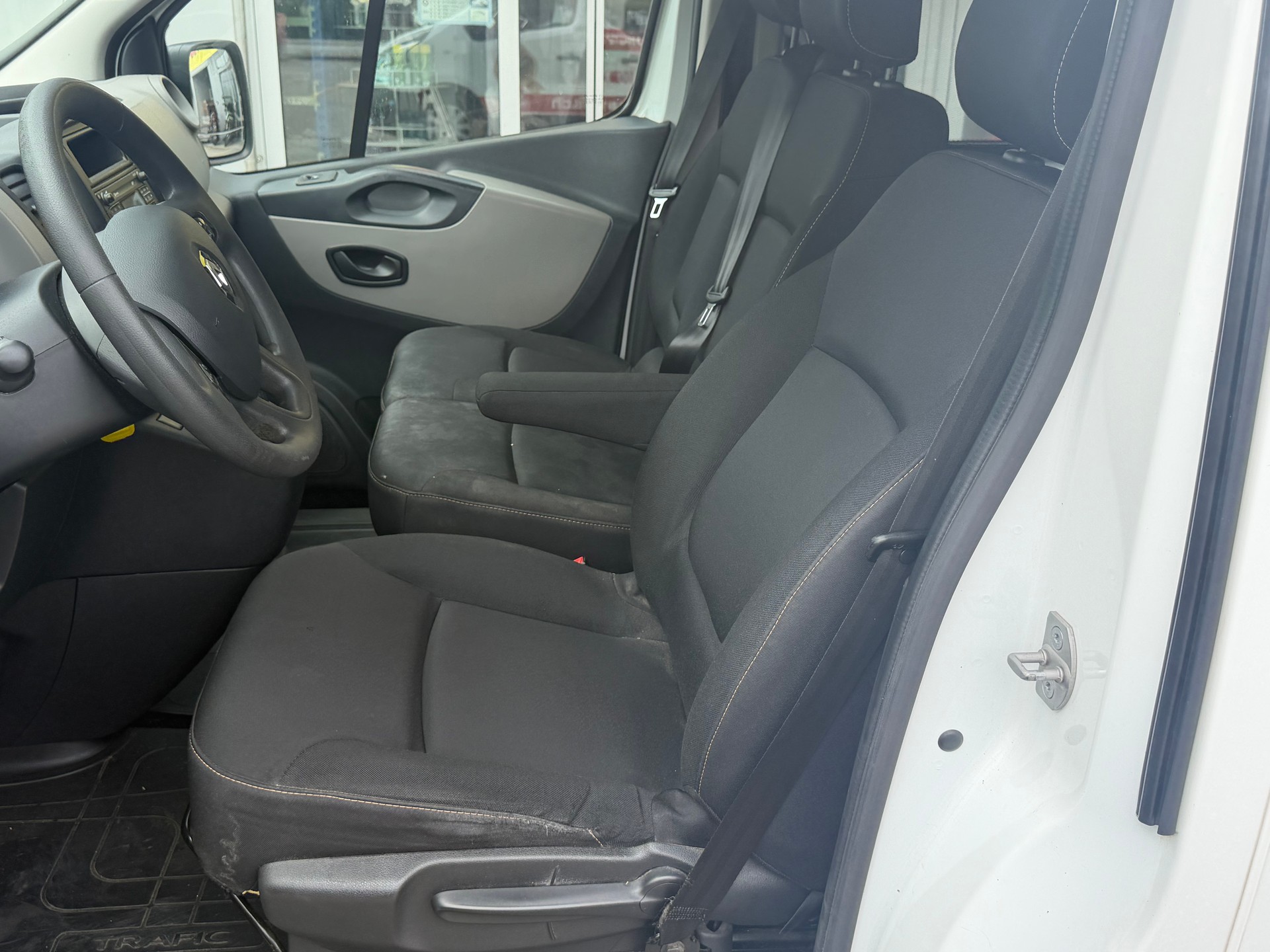 RENAULT Trafic 1.6 dCi 95 2.9t Business L1H1-image-8