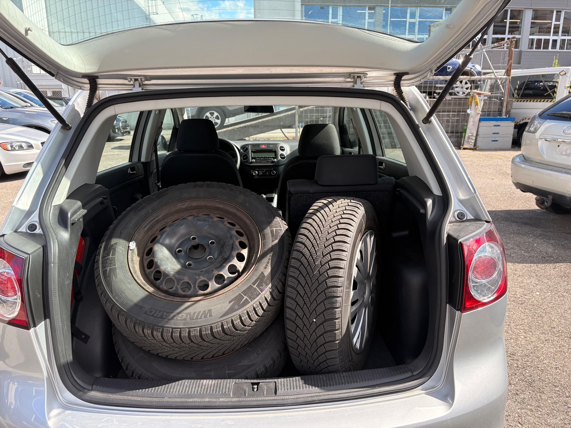 VW Golf Plus 1.2 TSI BlueMotion Technology Team-image-10