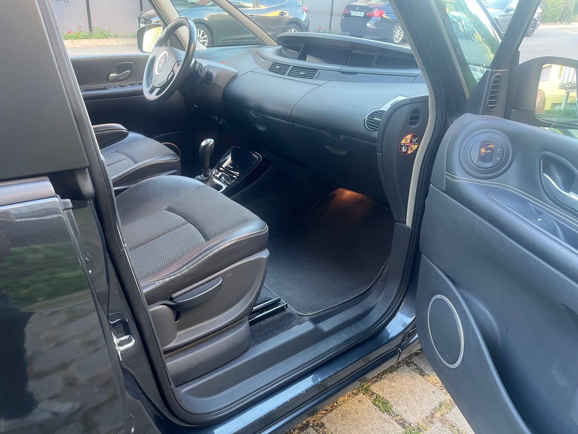 RENAULT Espace 2.0 dCi Dynamique Automatic-image-8