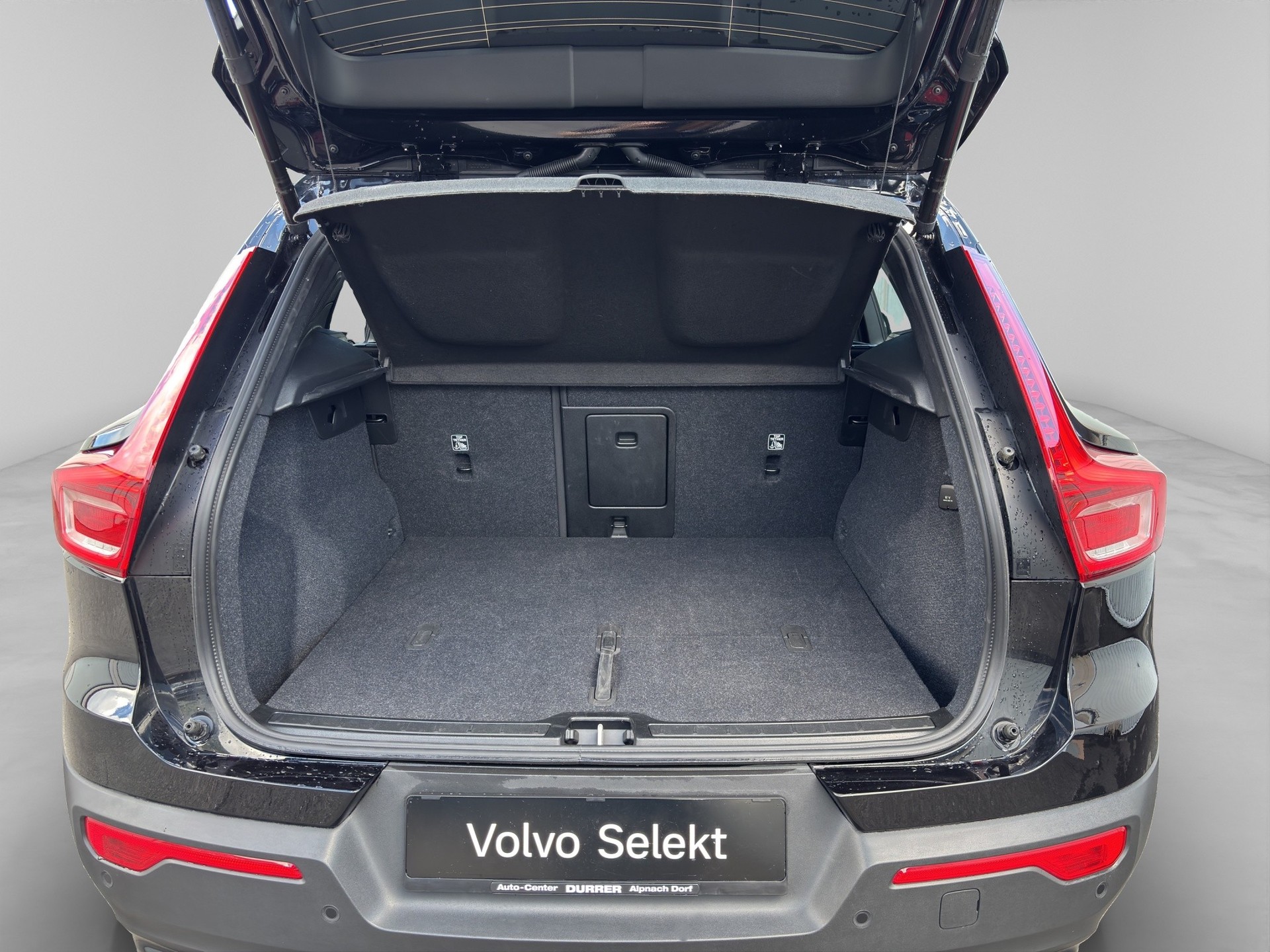 VOLVO XC40 2.0 B3 MH Plus Dark-image-15