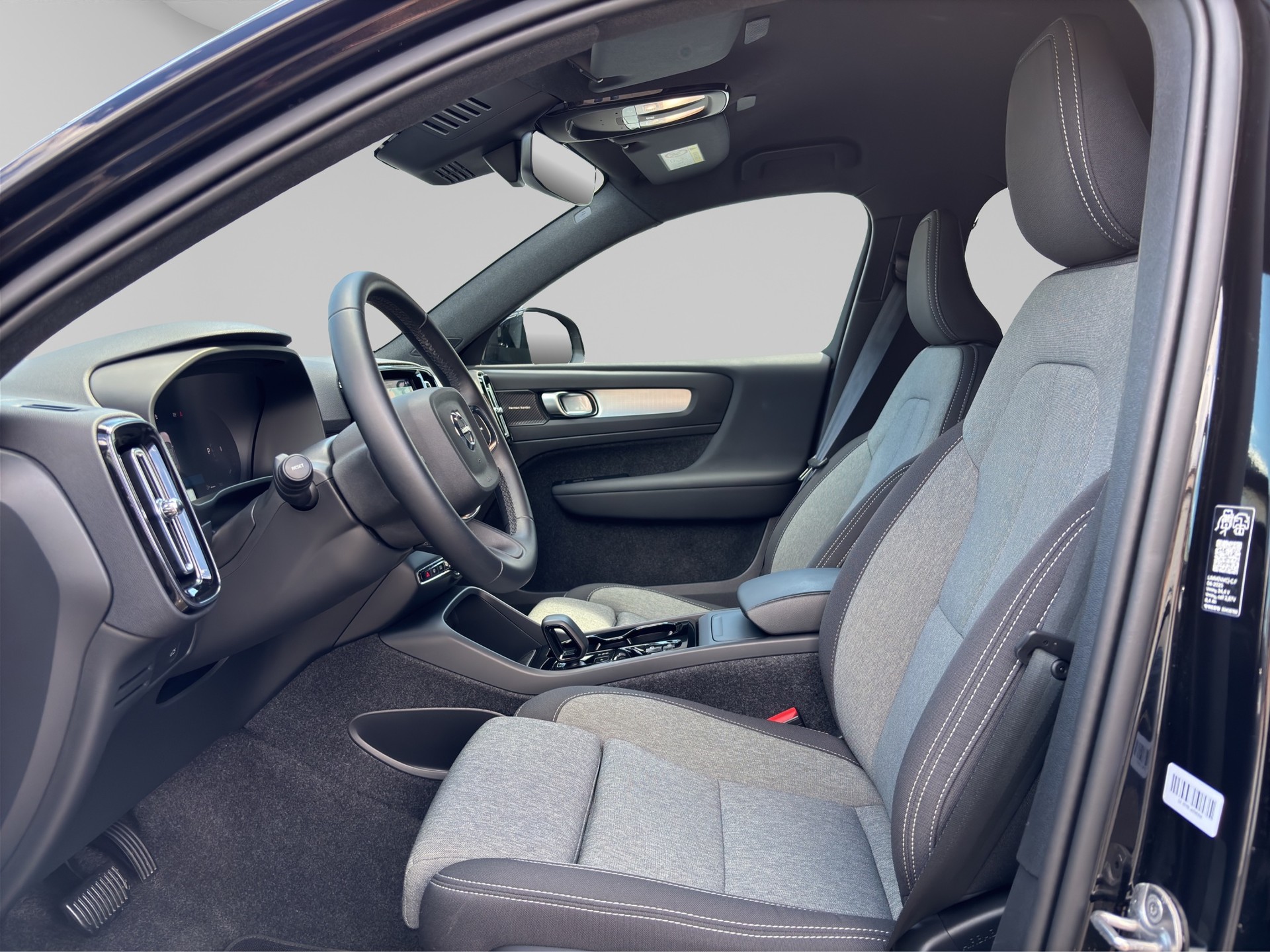 VOLVO XC40 2.0 B3 MH Plus Dark-image-9