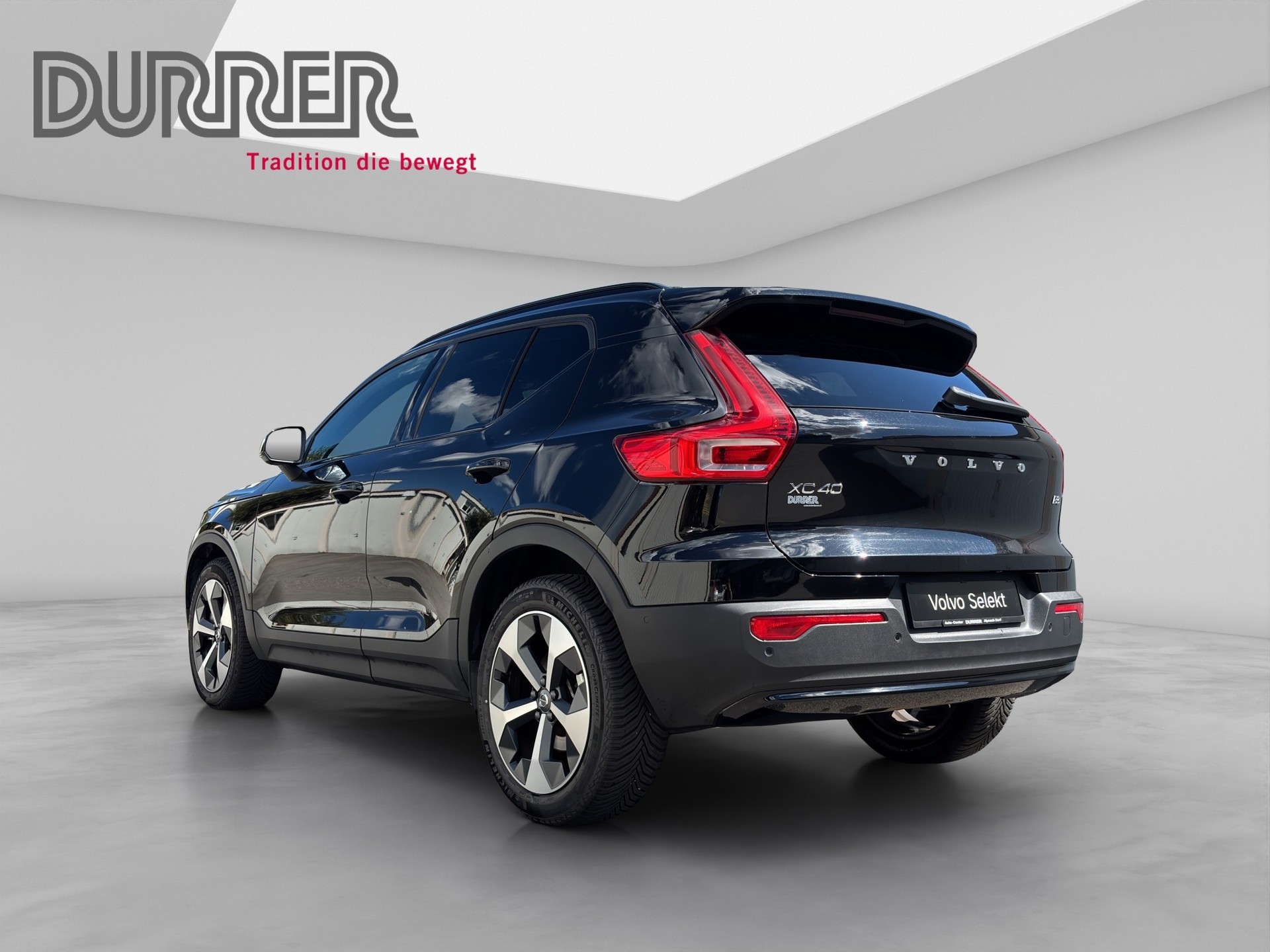 VOLVO XC40 2.0 B3 MH Plus Dark-showroom-element-2