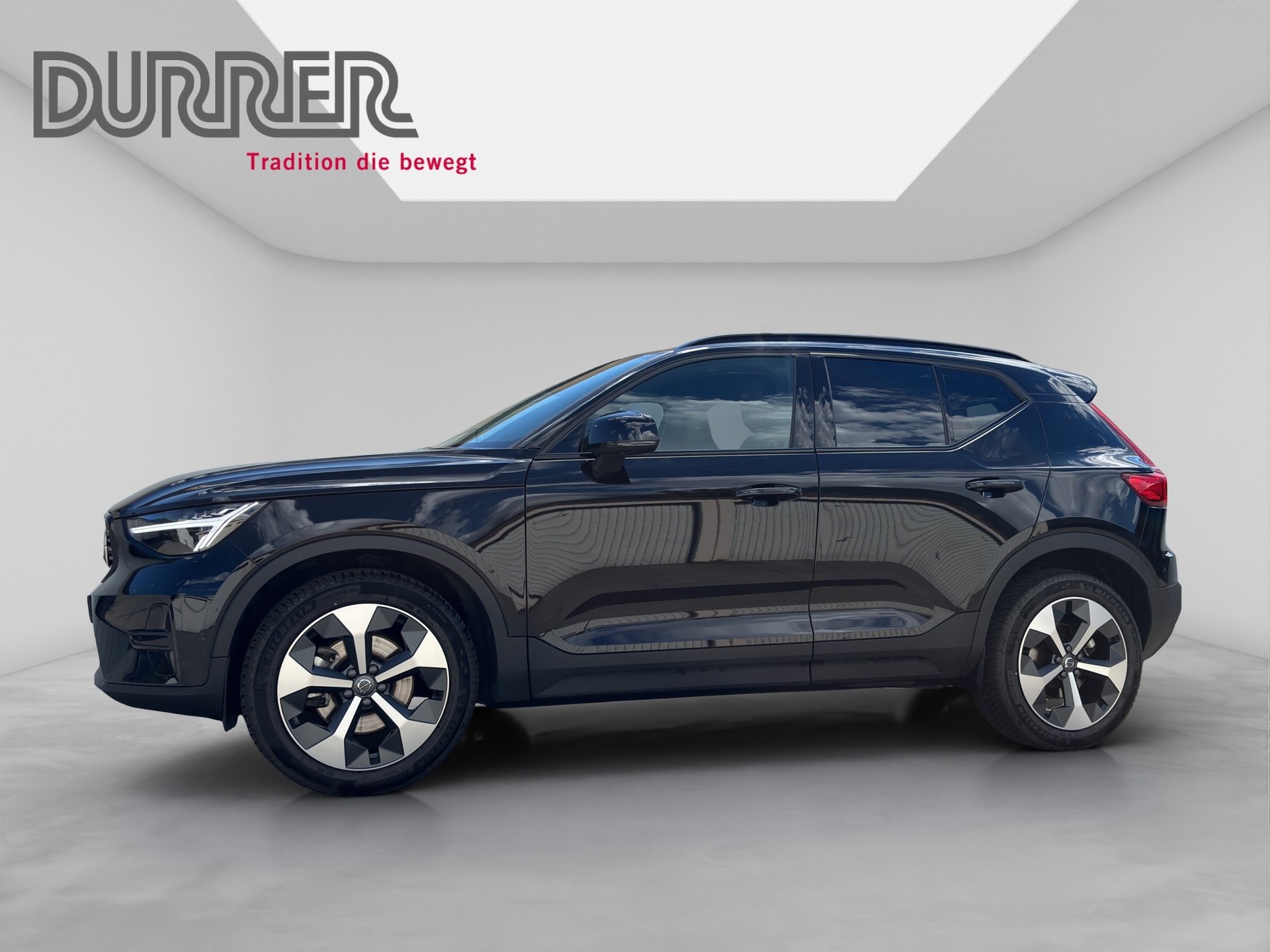 VOLVO XC40 2.0 B3 MH Plus Dark-showroom-element-1