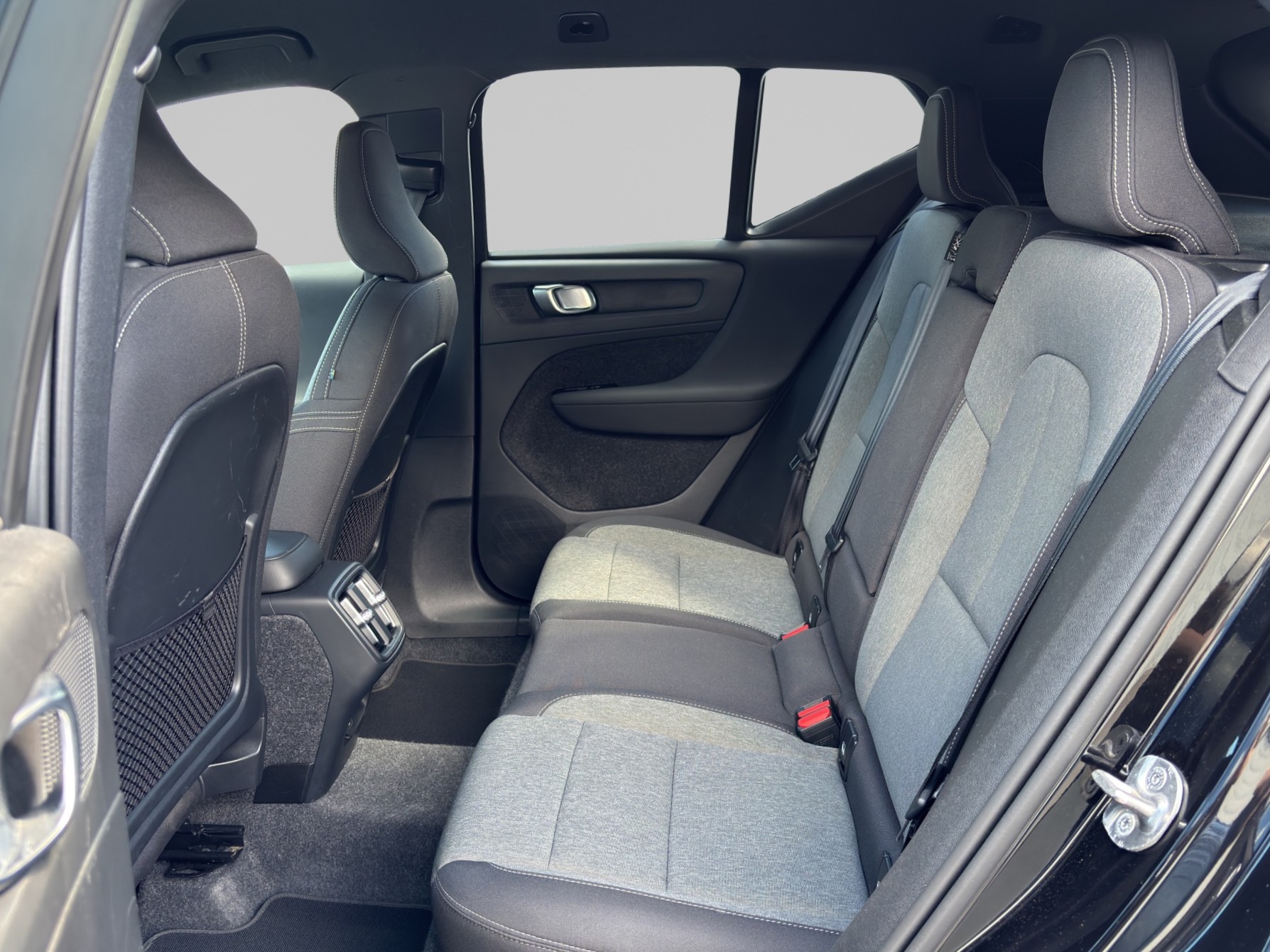 VOLVO XC40 2.0 B3 MH Plus Dark-image-12