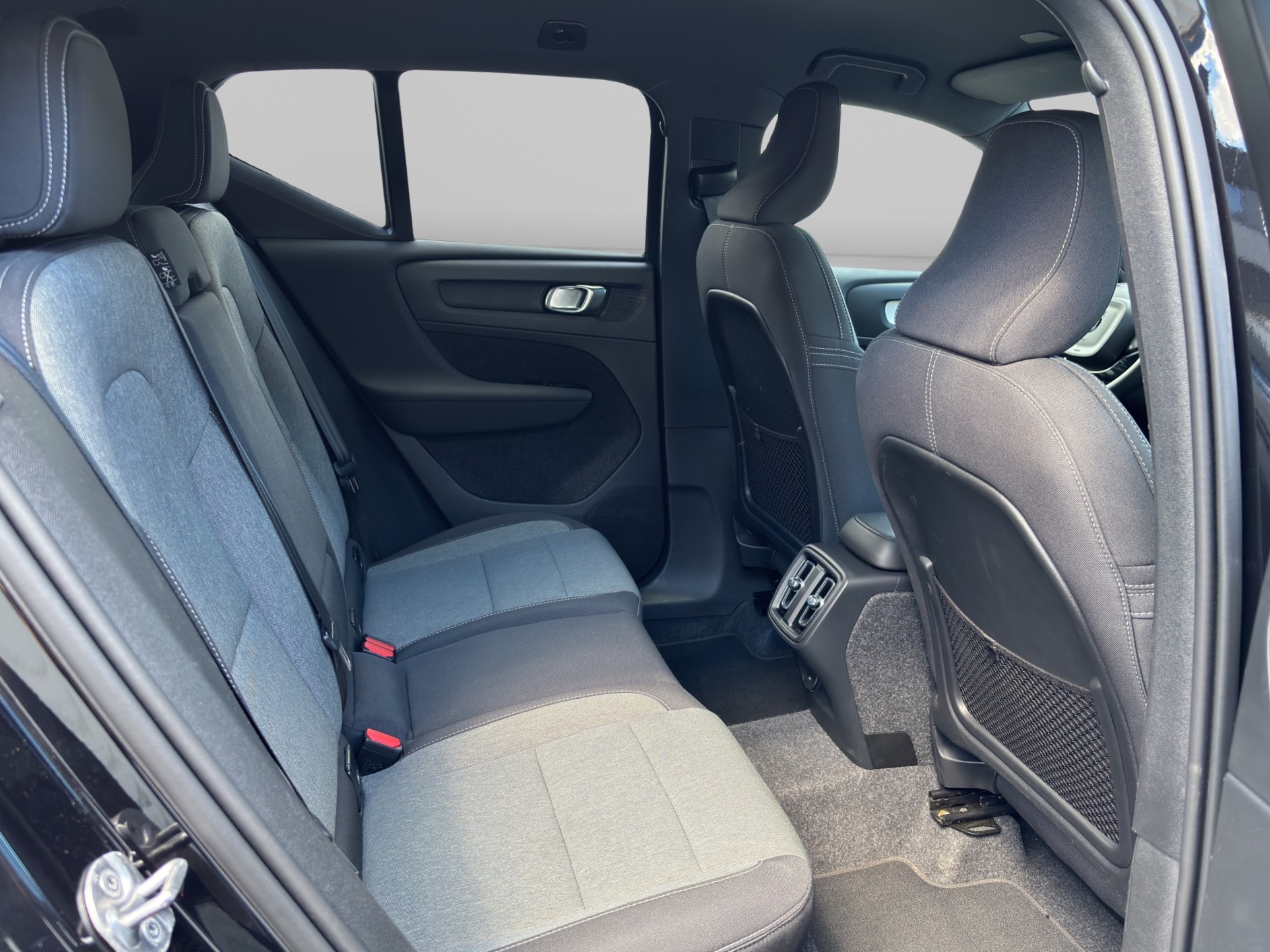VOLVO XC40 2.0 B3 MH Plus Dark-image-14