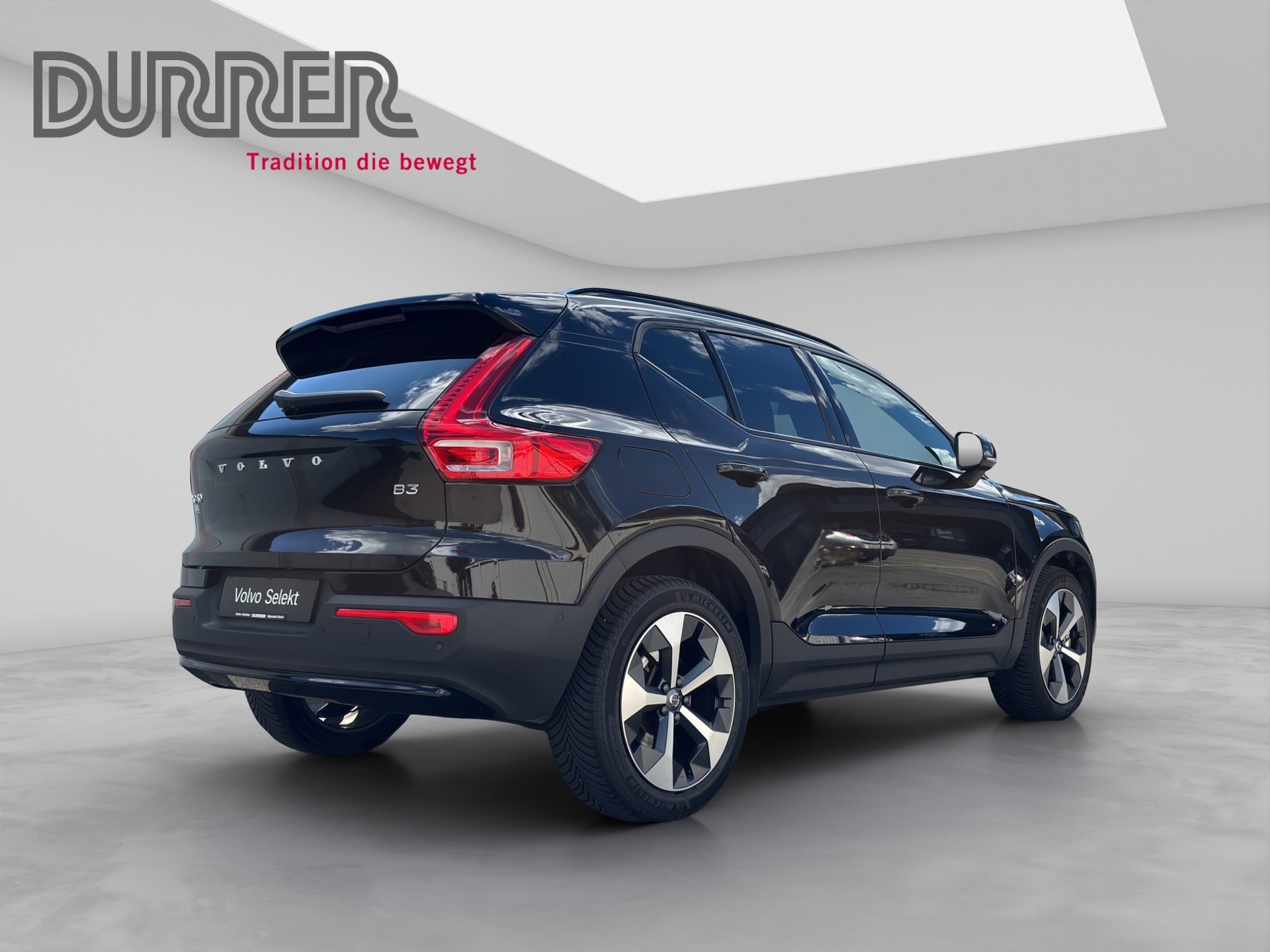 VOLVO XC40 2.0 B3 MH Plus Dark-showroom-element-3