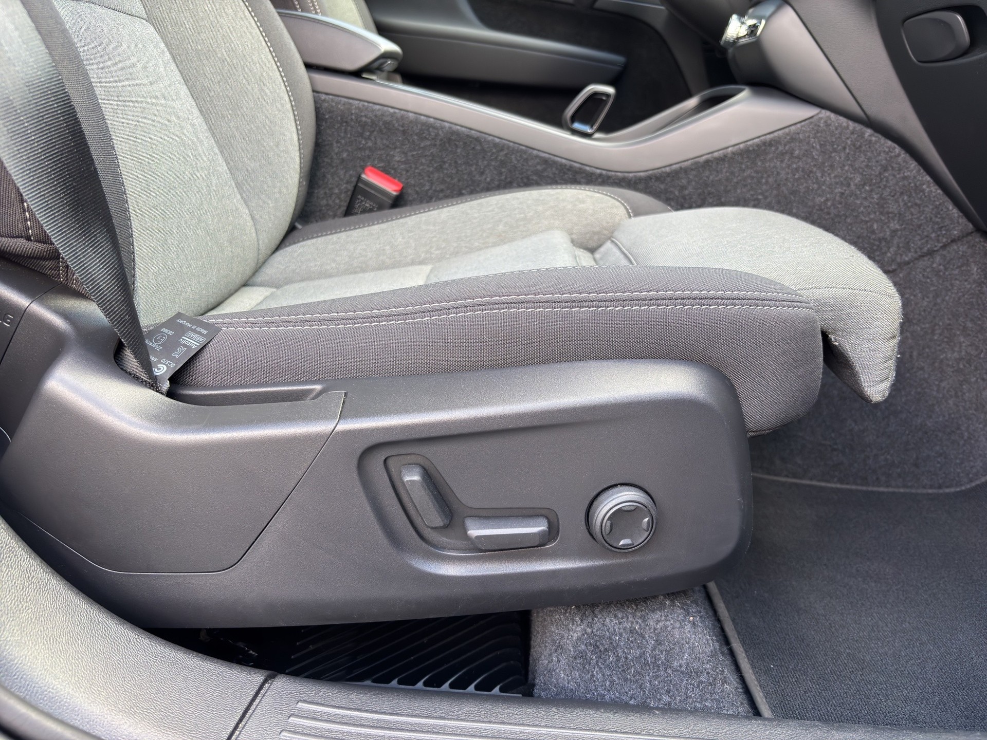 VOLVO XC40 2.0 B3 MH Plus Dark-image-19