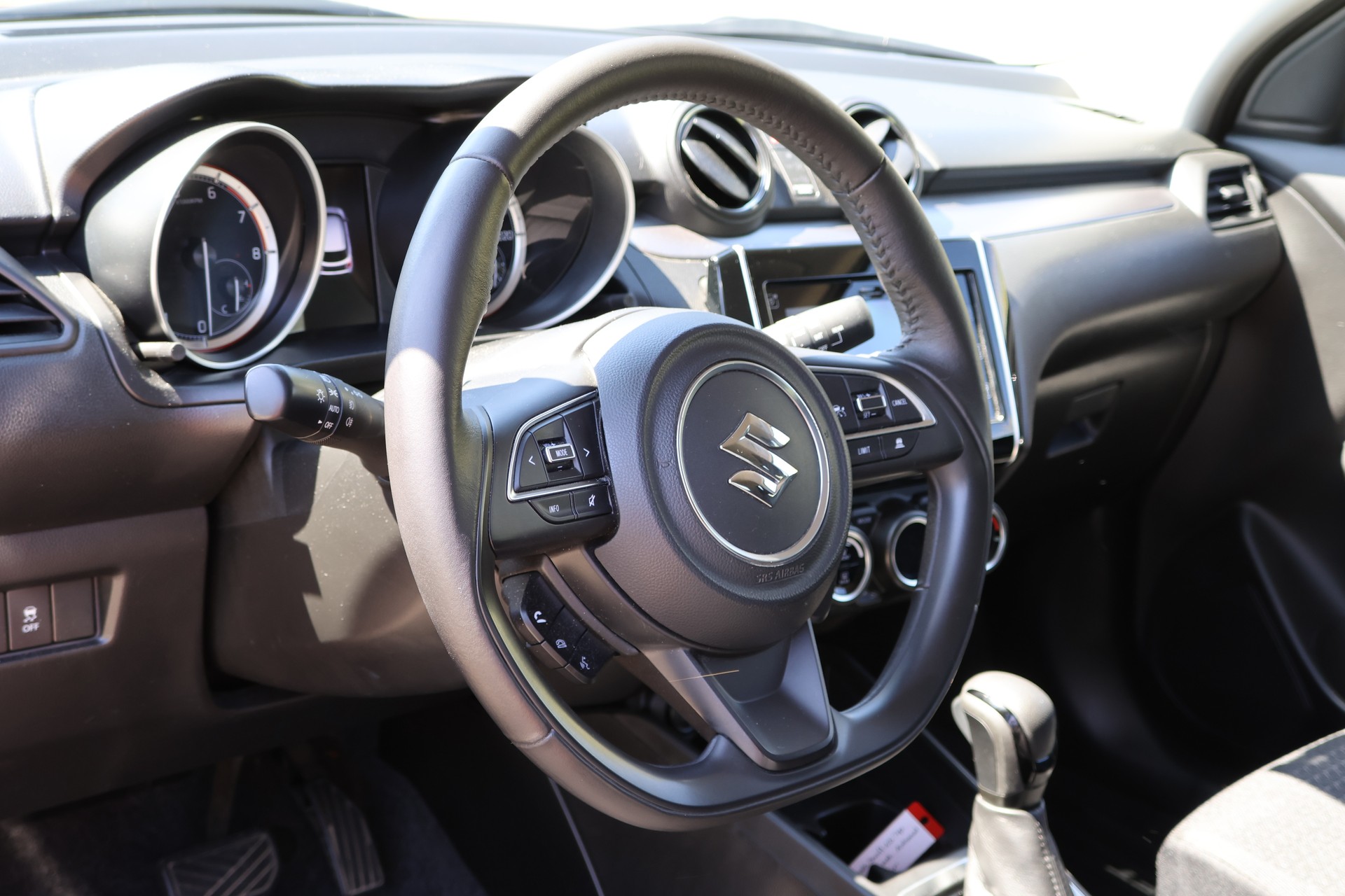 SUZUKI Swift 1.2i Compact Top Hybrid CVT-image-4