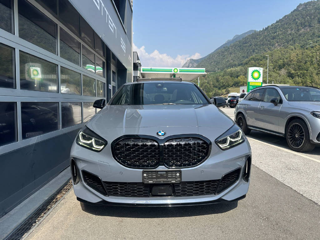 BMW M135i xDrive (CH)-showroom-element-2