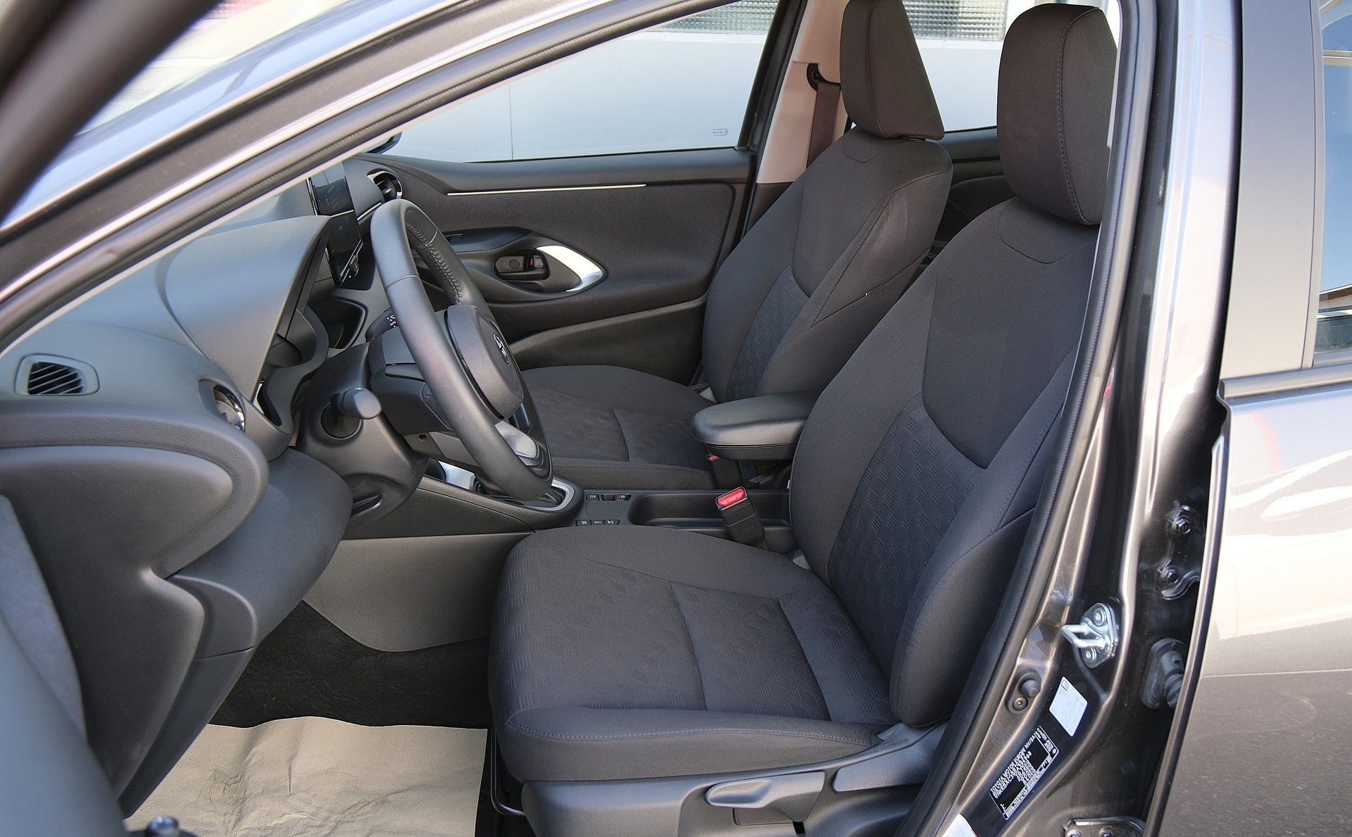TOYOTA Yaris 1.5 Comfort e-CVT-showroom-element-3