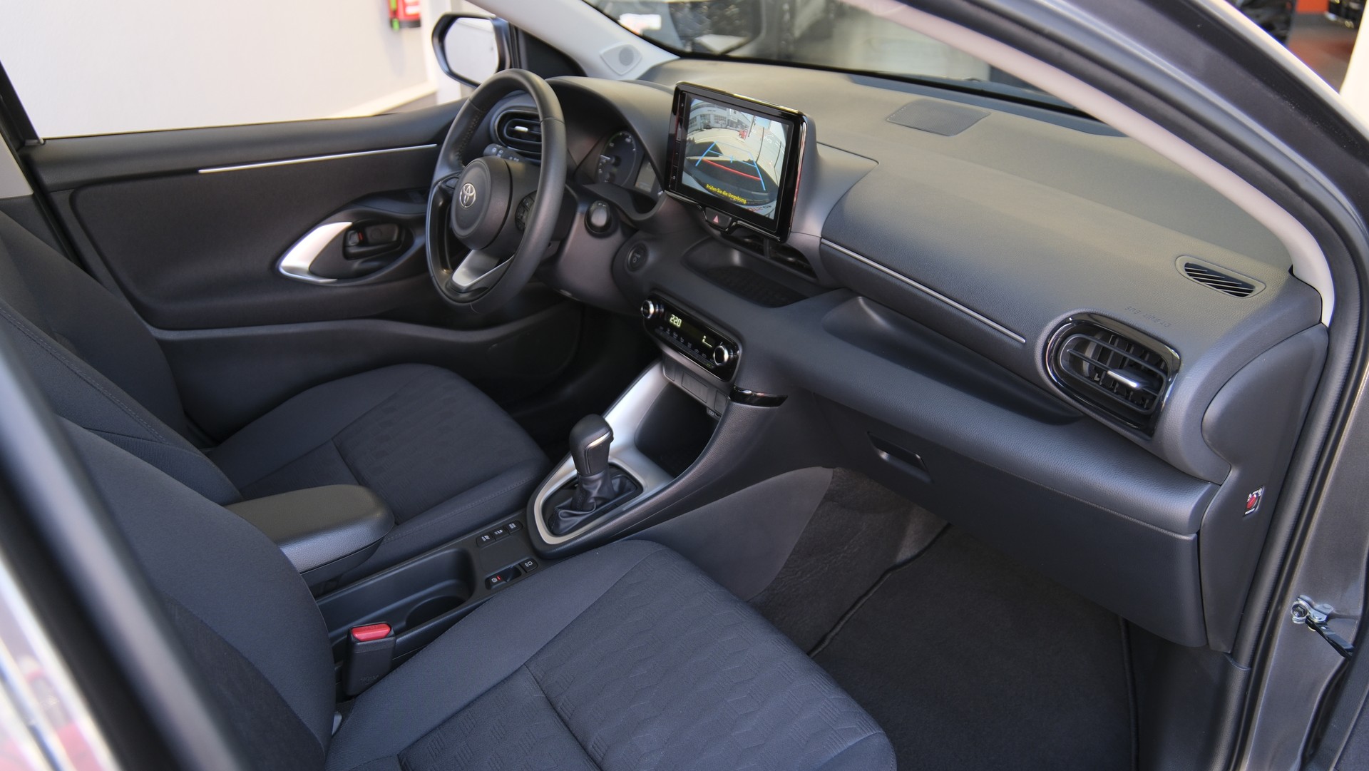 TOYOTA Yaris 1.5 Comfort e-CVT-image-15