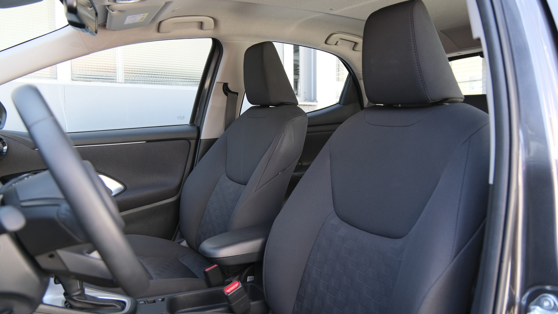 TOYOTA Yaris 1.5 Comfort e-CVT-image-4