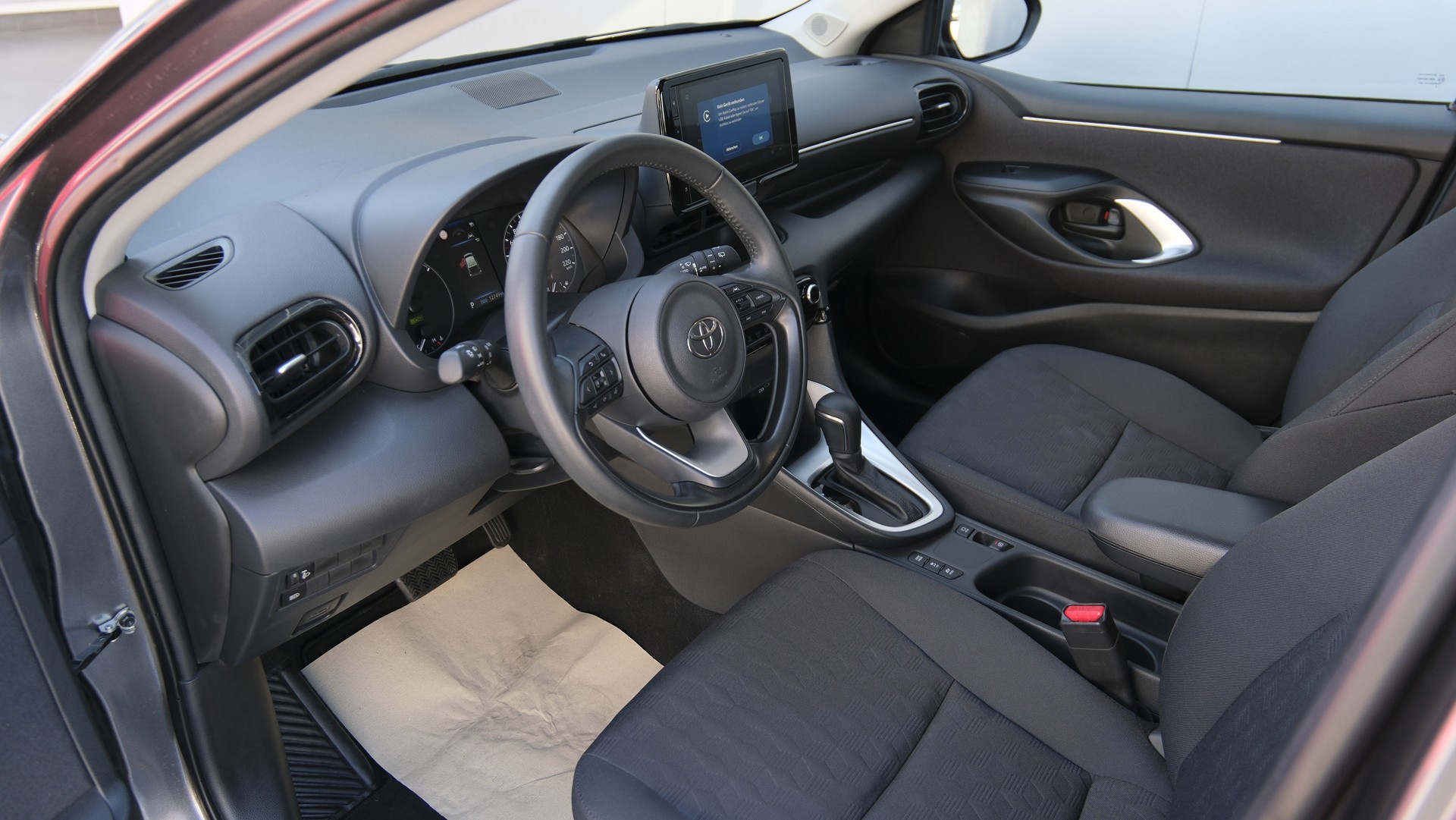 TOYOTA Yaris 1.5 Comfort e-CVT-showroom-element-2