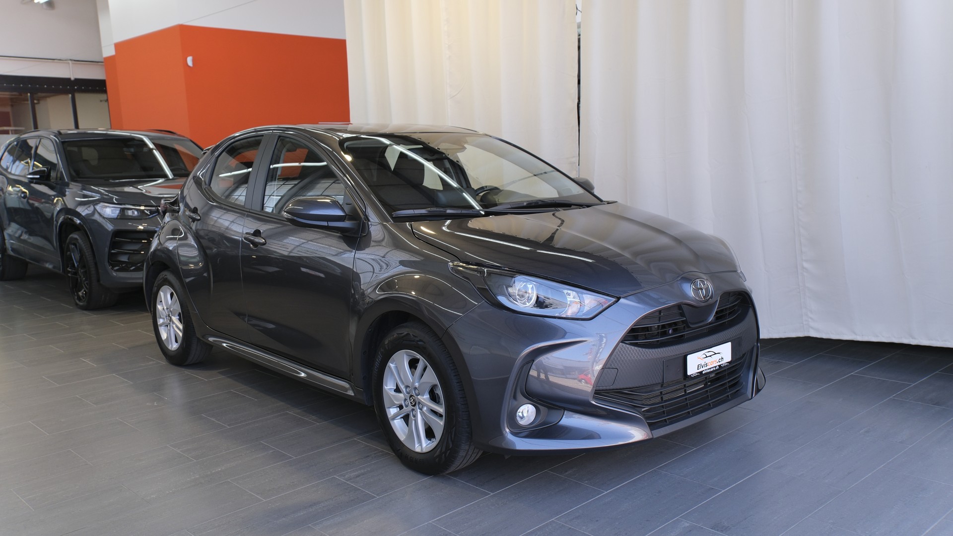 TOYOTA Yaris 1.5 Comfort e-CVT-showroom-element-1