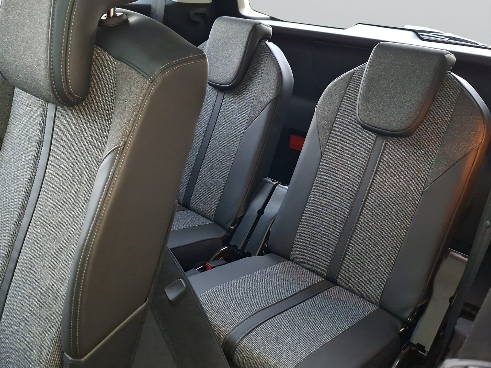 PEUGEOT 5008 1.6 THP Allure EAT-image-8