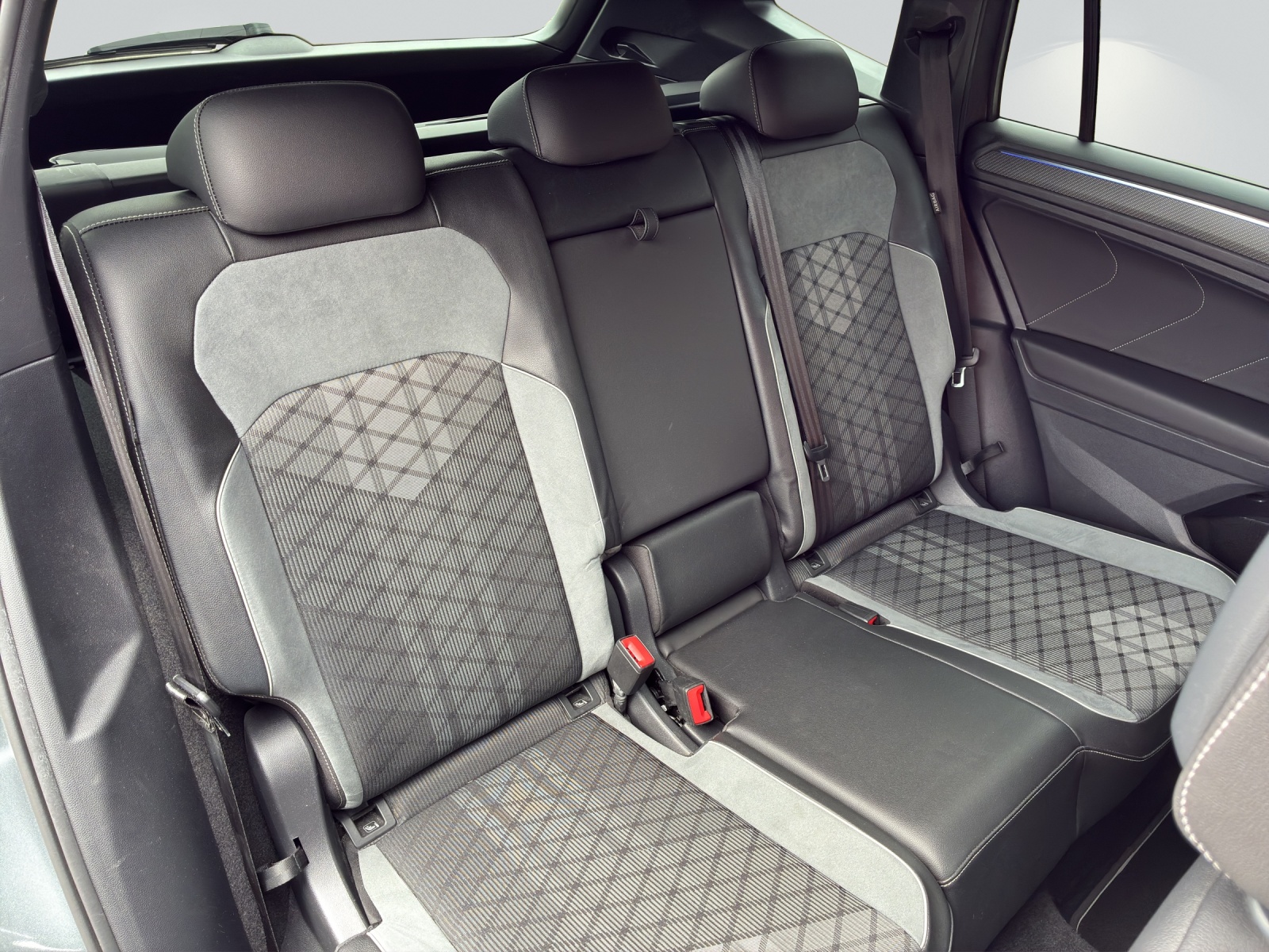 VW Tiguan Allspace 2.0 TDI SCR R-Line 4Motion DSG-image-8