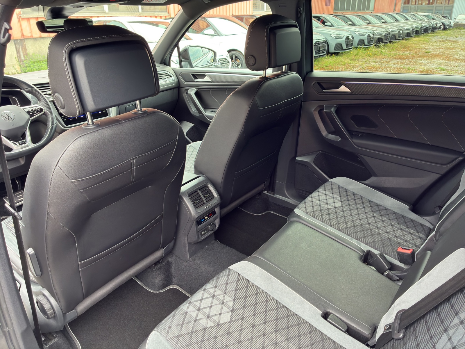 VW Tiguan Allspace 2.0 TDI SCR R-Line 4Motion DSG-image-17