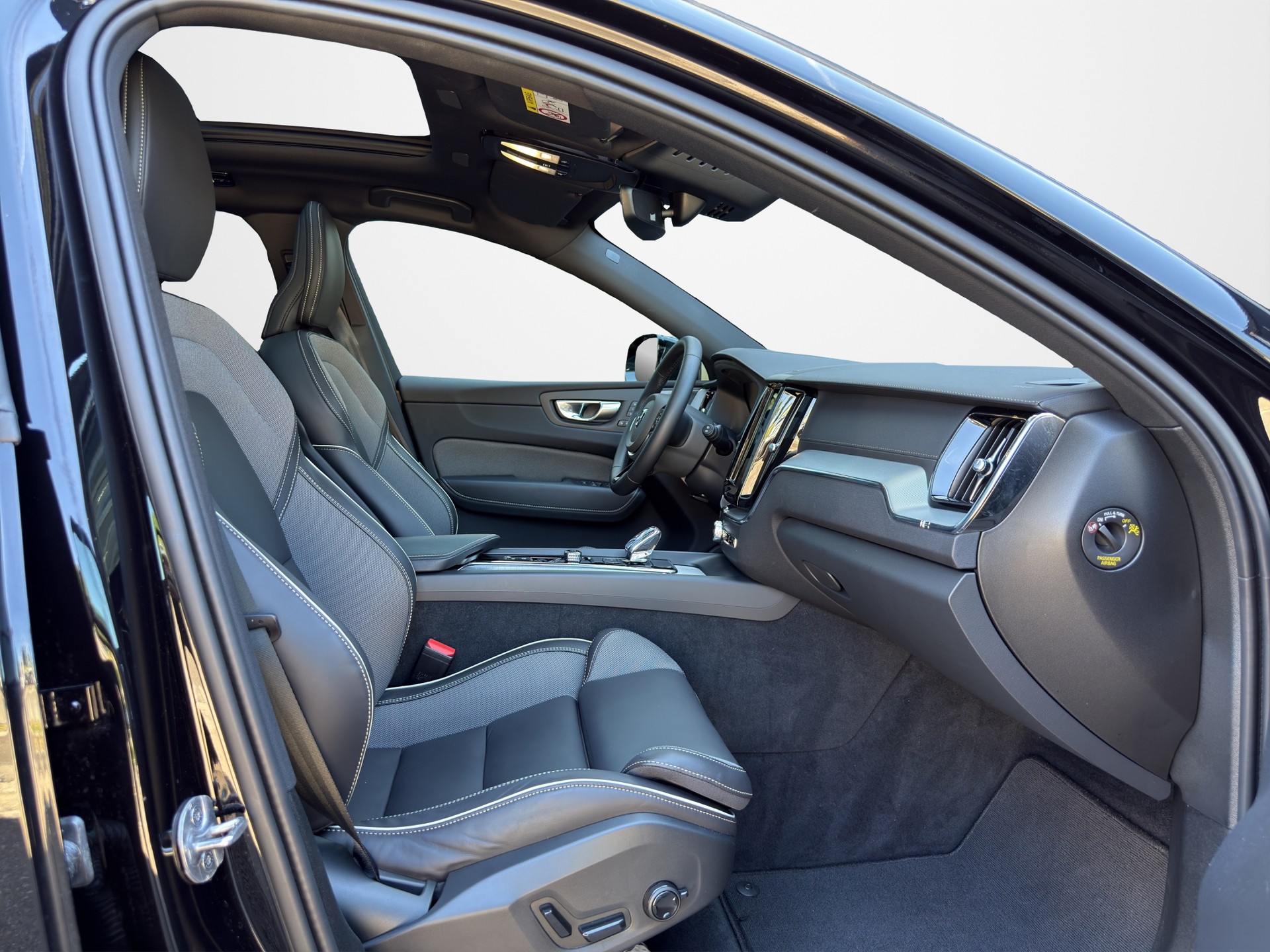 VOLVO XC60 2.0 T8 TE XCENTRIC Black Edition eAWD-image-8