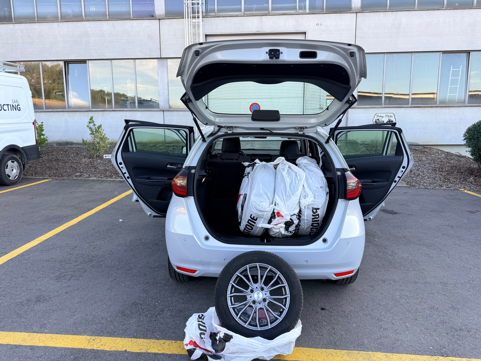 HONDA Jazz 1.5i-MMD Elegance E-CVT-image-12