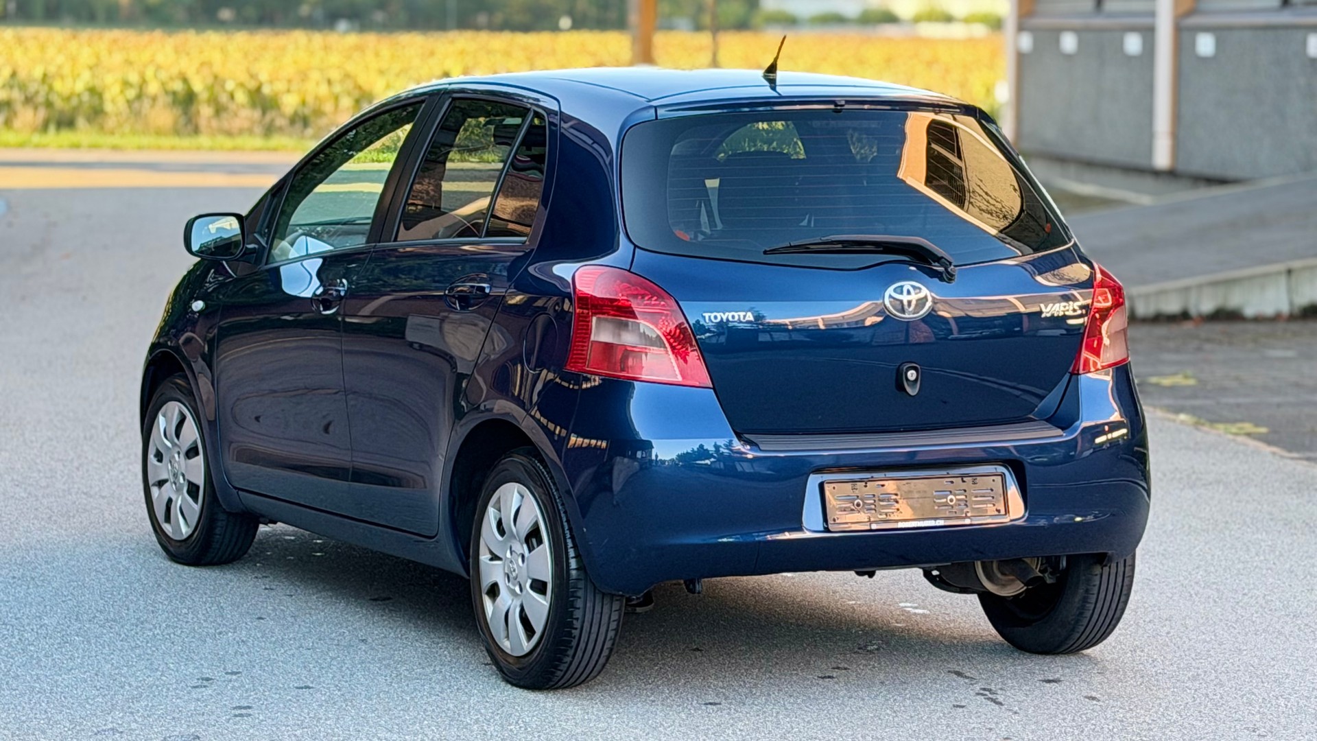 TOYOTA Yaris 1.3 Linea Sol-image-3