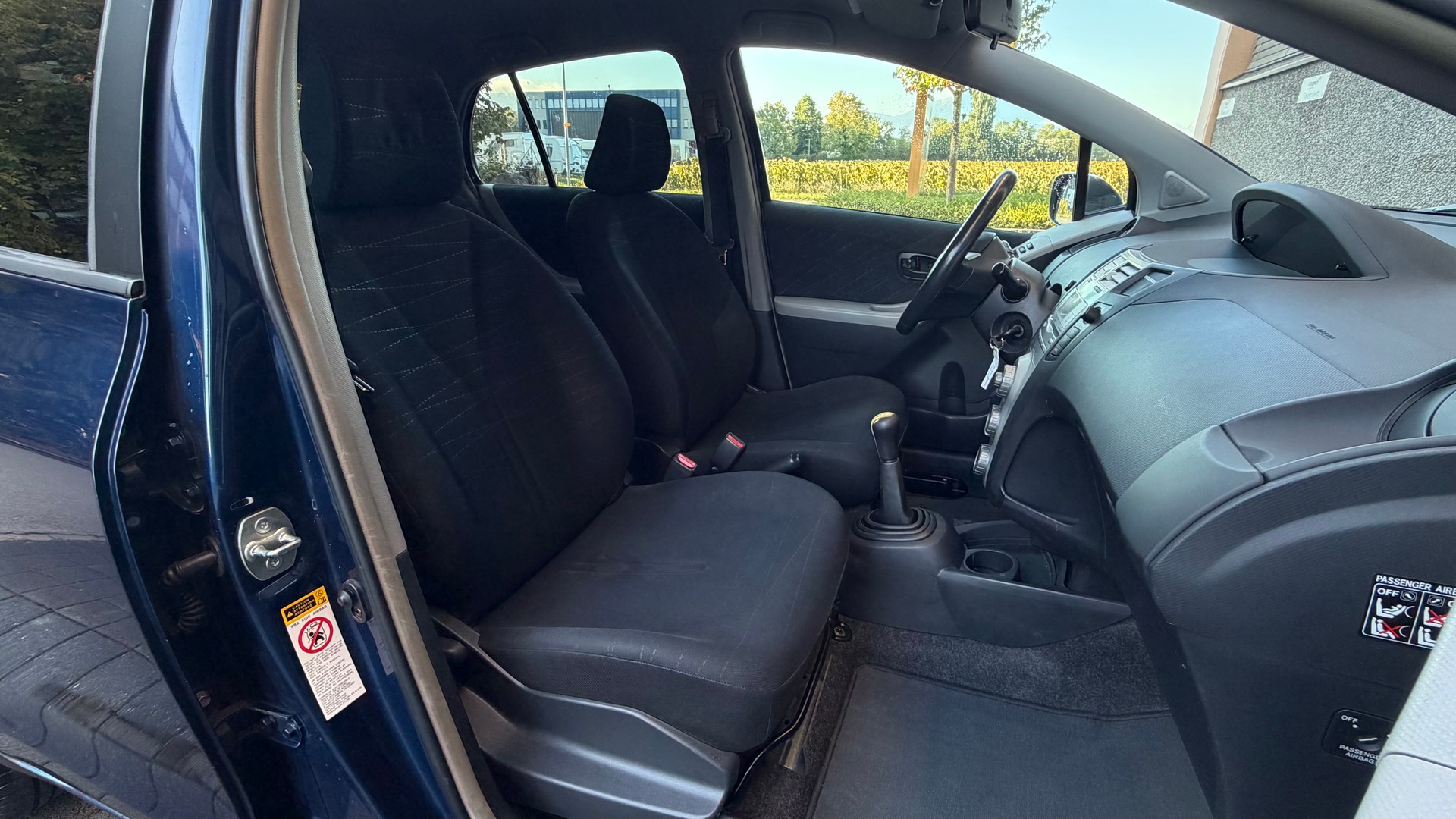 TOYOTA Yaris 1.3 Linea Sol-image-5
