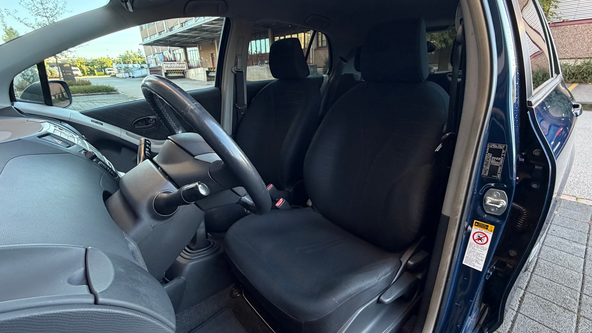 TOYOTA Yaris 1.3 Linea Sol-image-4