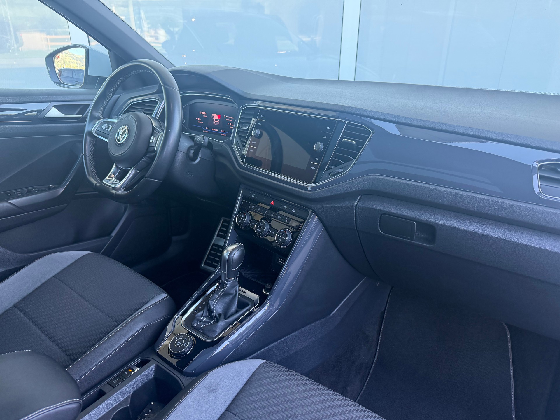 VW T-Roc 2.0 TSI Sport DSG 4Motion-image-2
