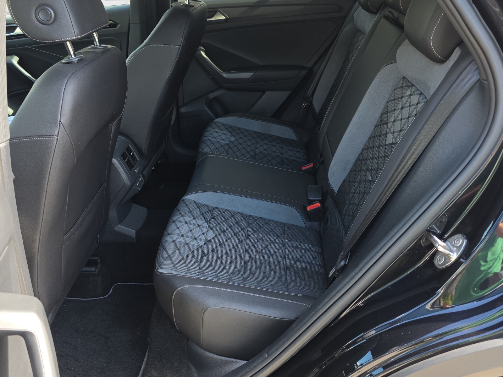 VW T-Roc 2.0 TSI R-Line DSG 4Motion-image-8