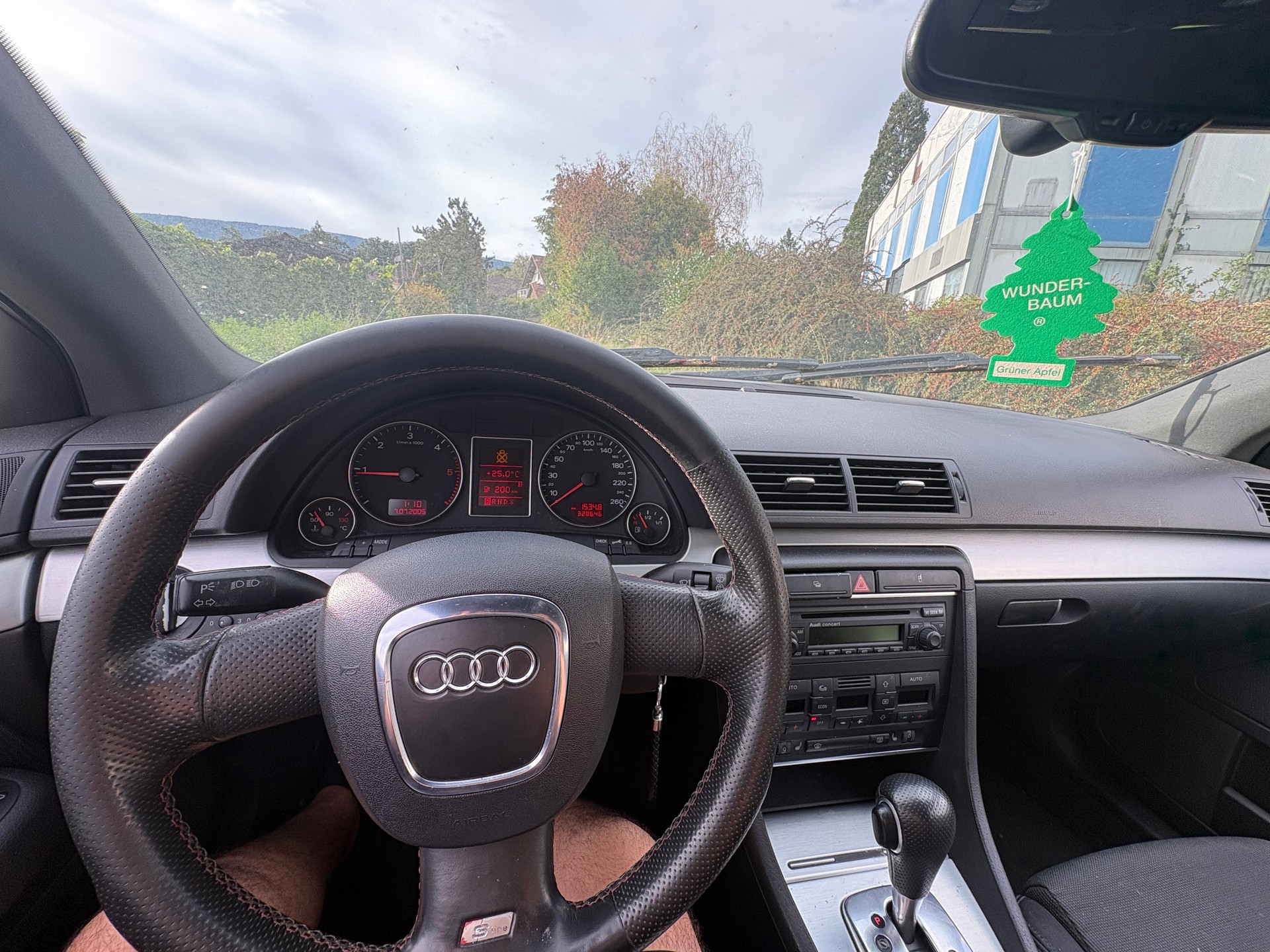 AUDI A4 Avant 2.0 TDI-image-8