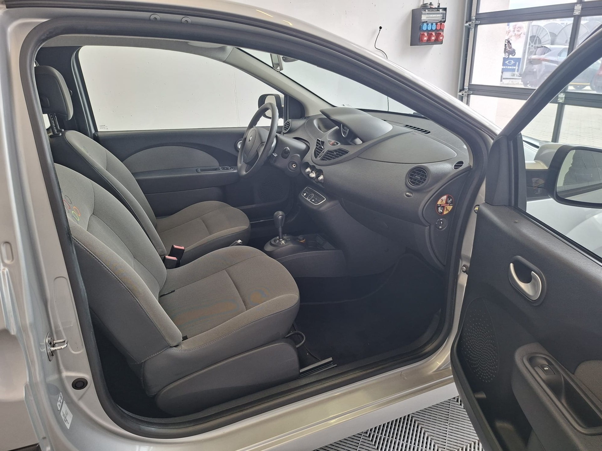RENAULT Twingo 1.2 16V Initiale Quickshift-image-6