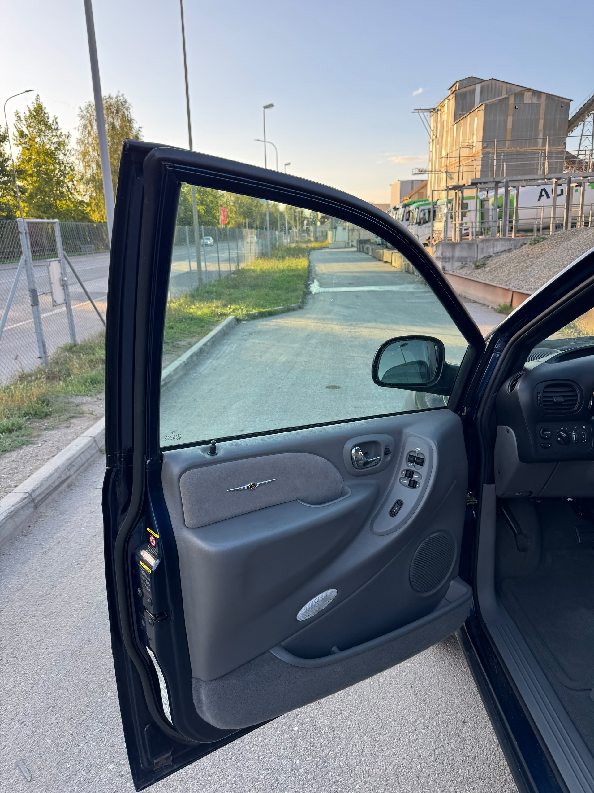CHRYSLER Grand Voyager 3.3 Limited Automatic Mit MFK 7 Platz-image-10