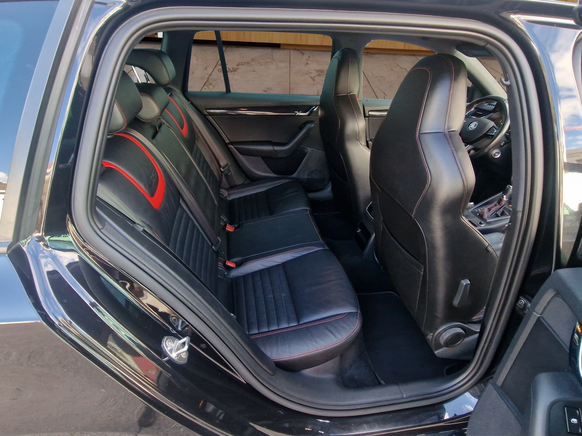 SKODA Octavia Combi 2.0 TSI RS DSG-image-11