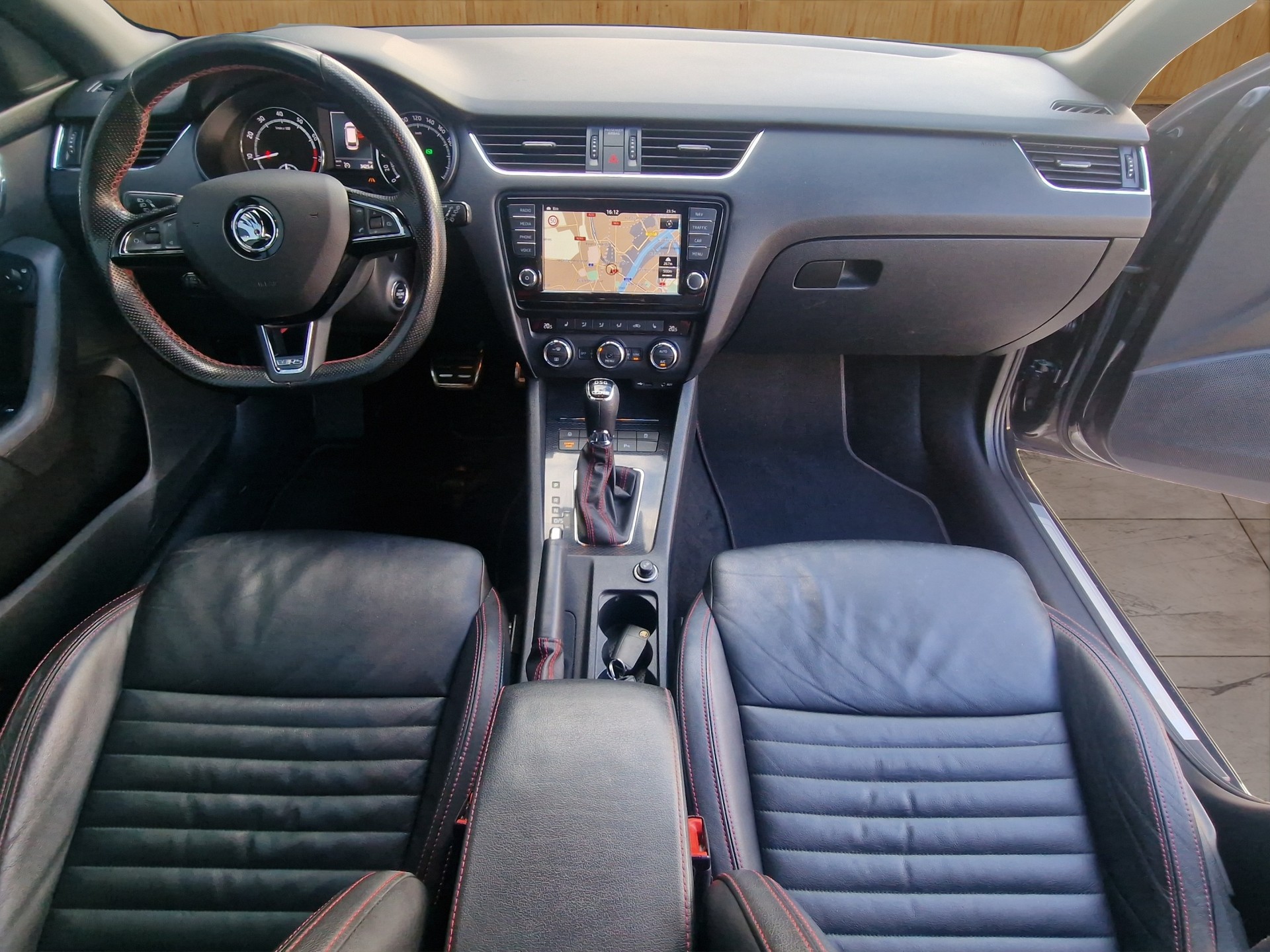 SKODA Octavia Combi 2.0 TSI RS DSG-image-8