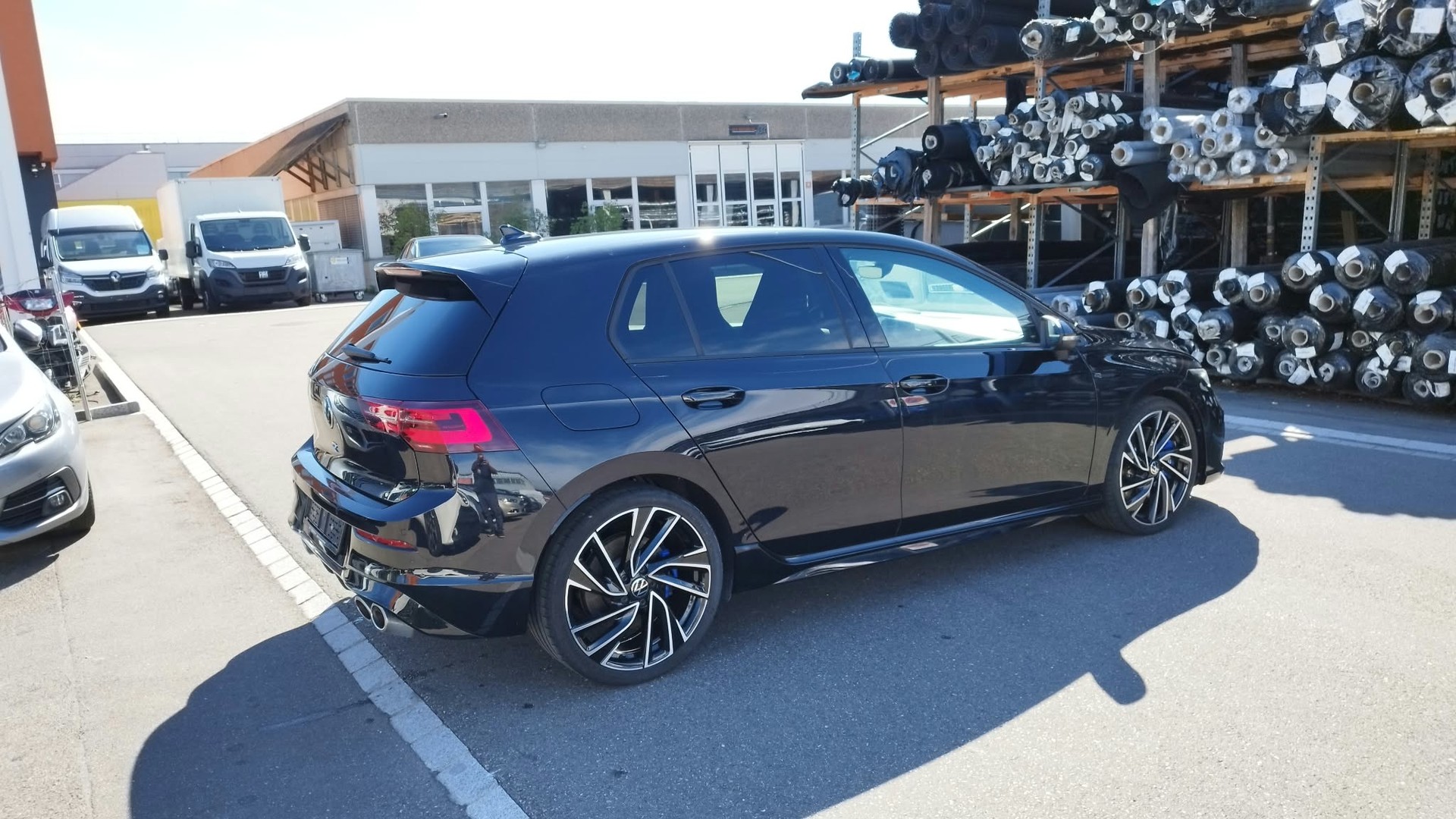 VW Golf 2.0 TSI R DSG 4Motion-image-3