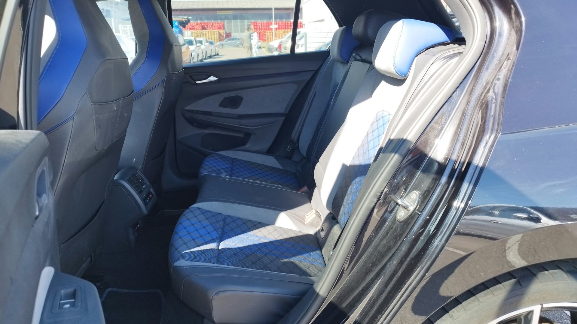 VW Golf 2.0 TSI R DSG 4Motion-image-8