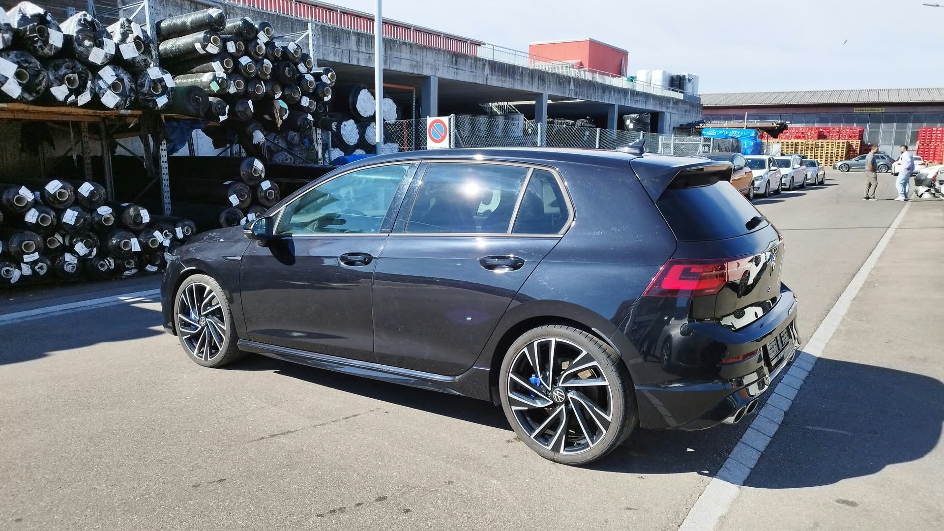 VW Golf 2.0 TSI R DSG 4Motion-image-2