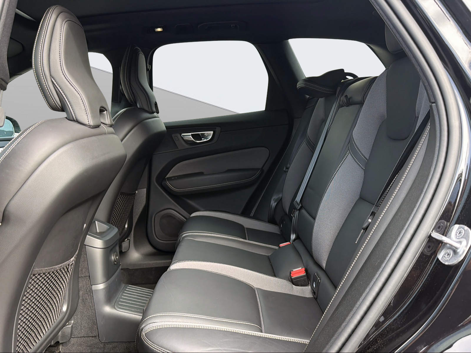 VOLVO XC60 2.0 T8 TE Xcentric Black Edition eAWD-image-11