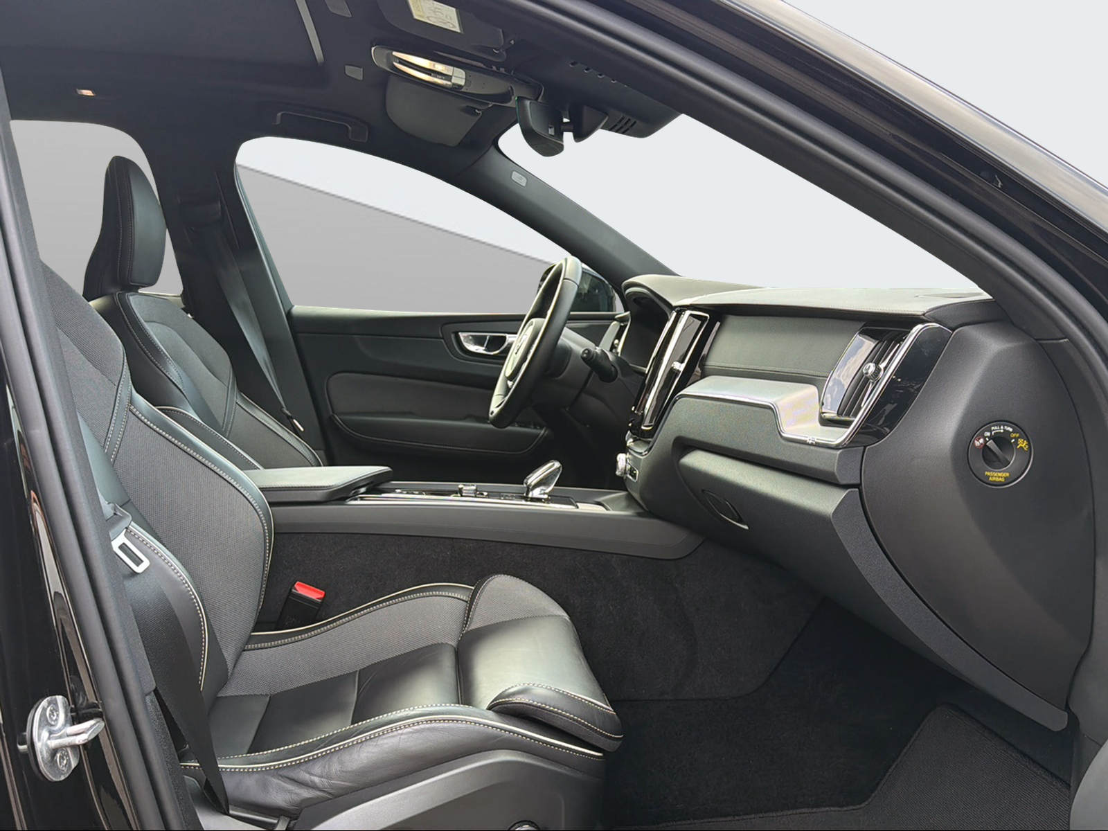 VOLVO XC60 2.0 T8 TE Xcentric Black Edition eAWD-image-13