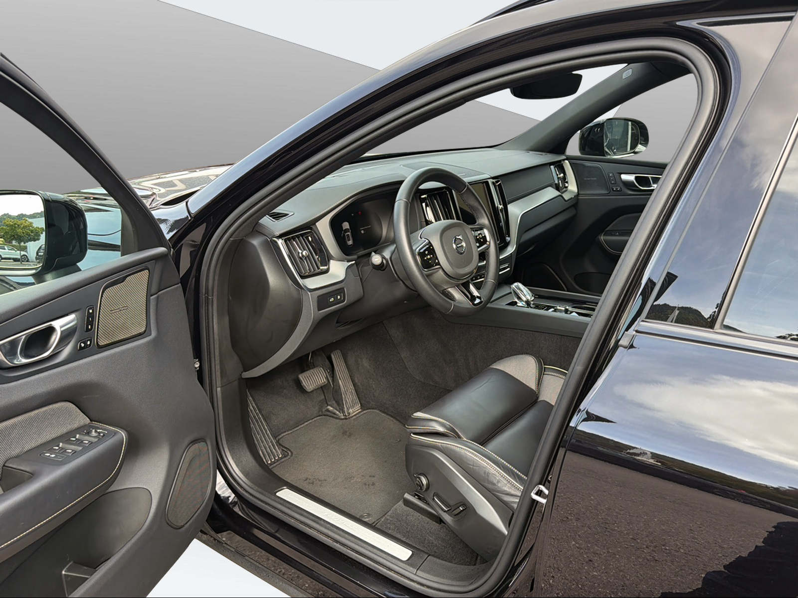 VOLVO XC60 2.0 T8 TE Xcentric Black Edition eAWD-image-10