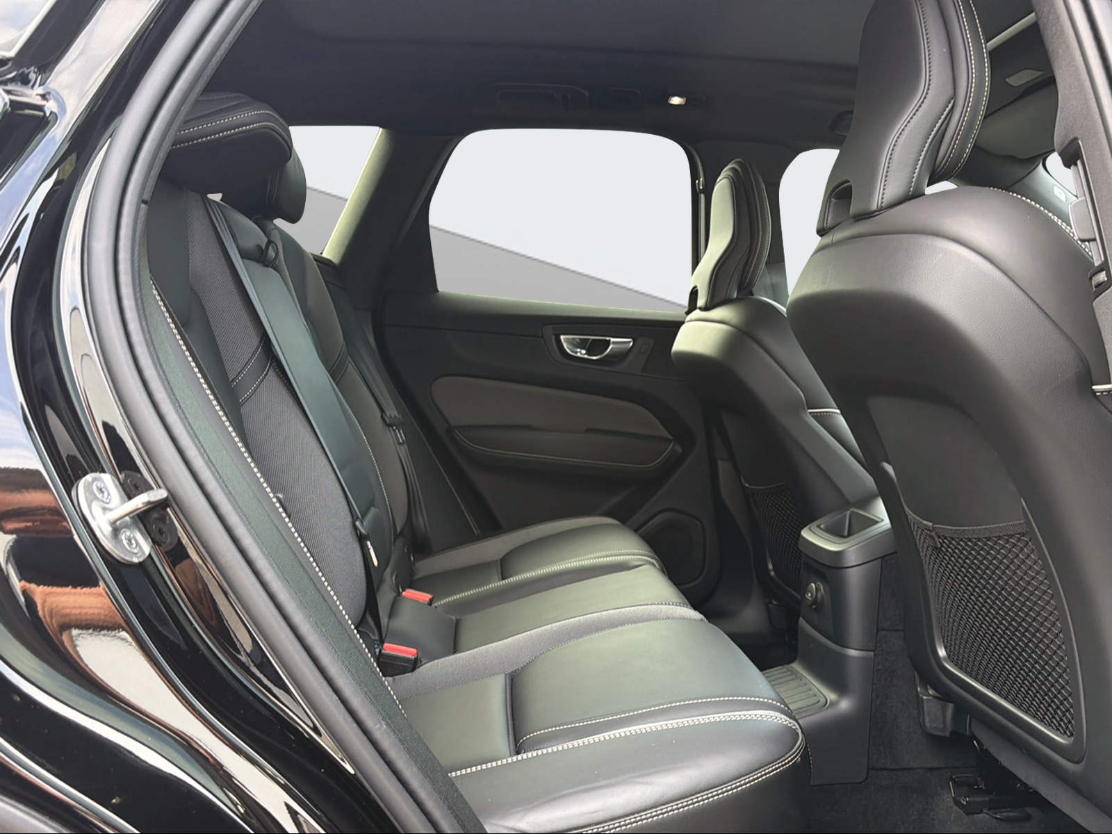 VOLVO XC60 2.0 T8 TE Xcentric Black Edition eAWD-image-12