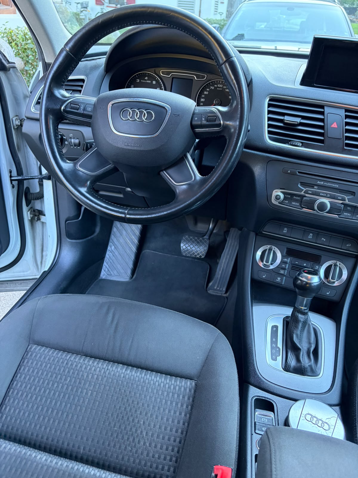 AUDI Q3 2.0 TFSI quattro S-tronic-image-12