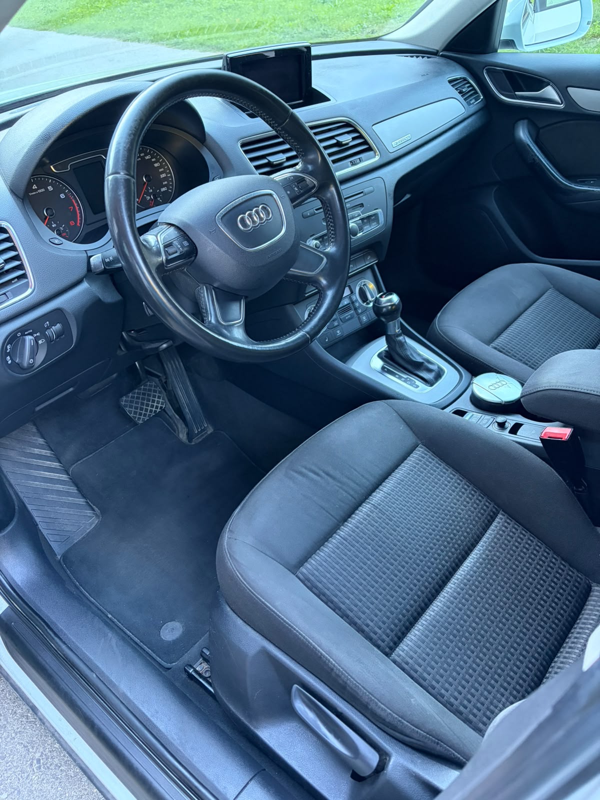 AUDI Q3 2.0 TFSI quattro S-tronic-image-8