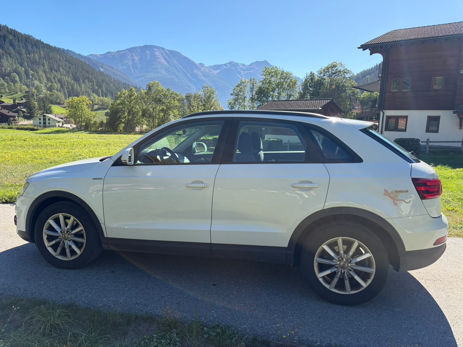 AUDI Q3 2.0 TFSI quattro S-tronic-image-1