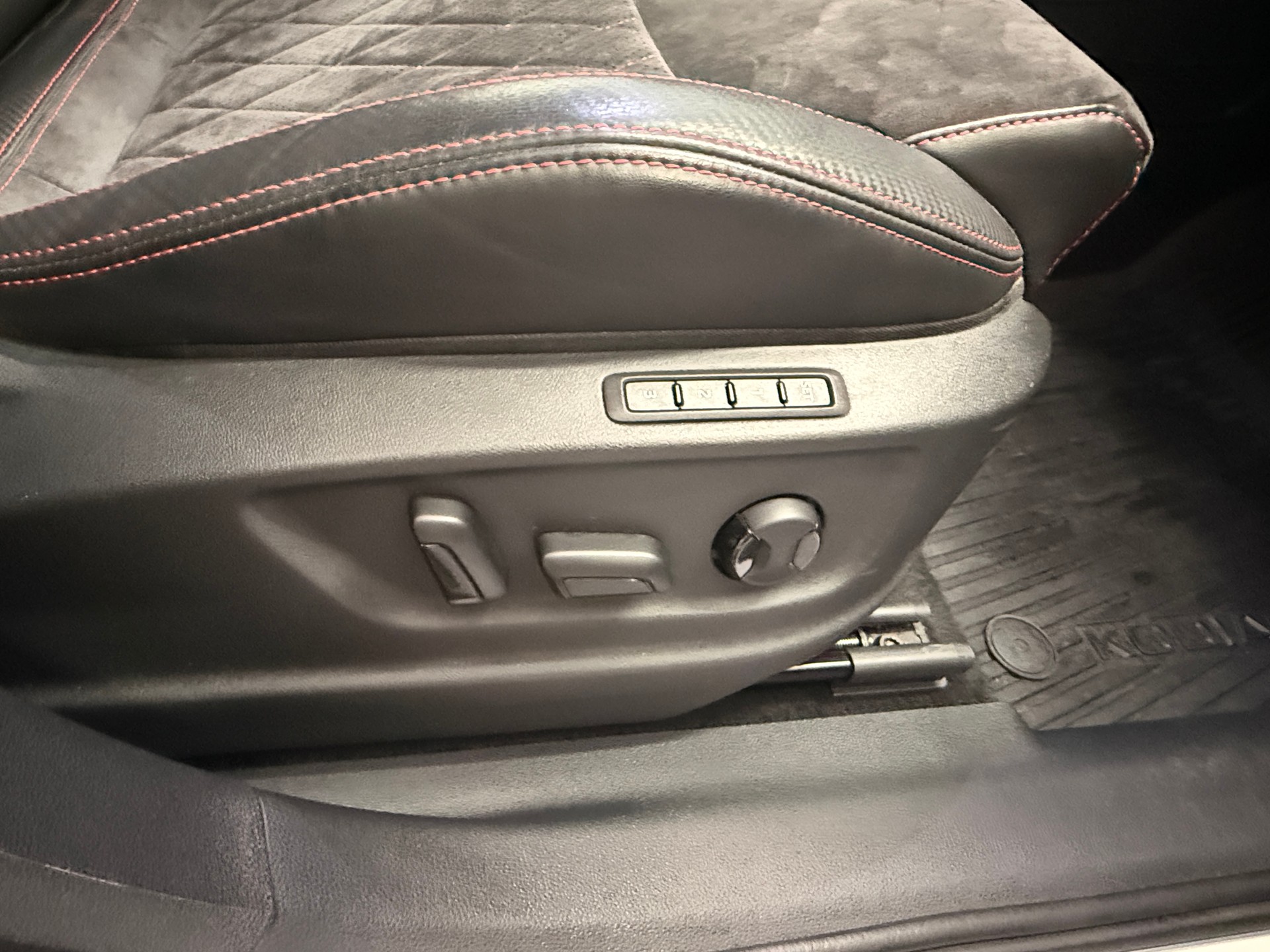 SKODA Kodiaq 2.0 Bi-TDI SCR RS 4x4 DSG Ab 350.- pro Monat AHK 2500kg-image-20