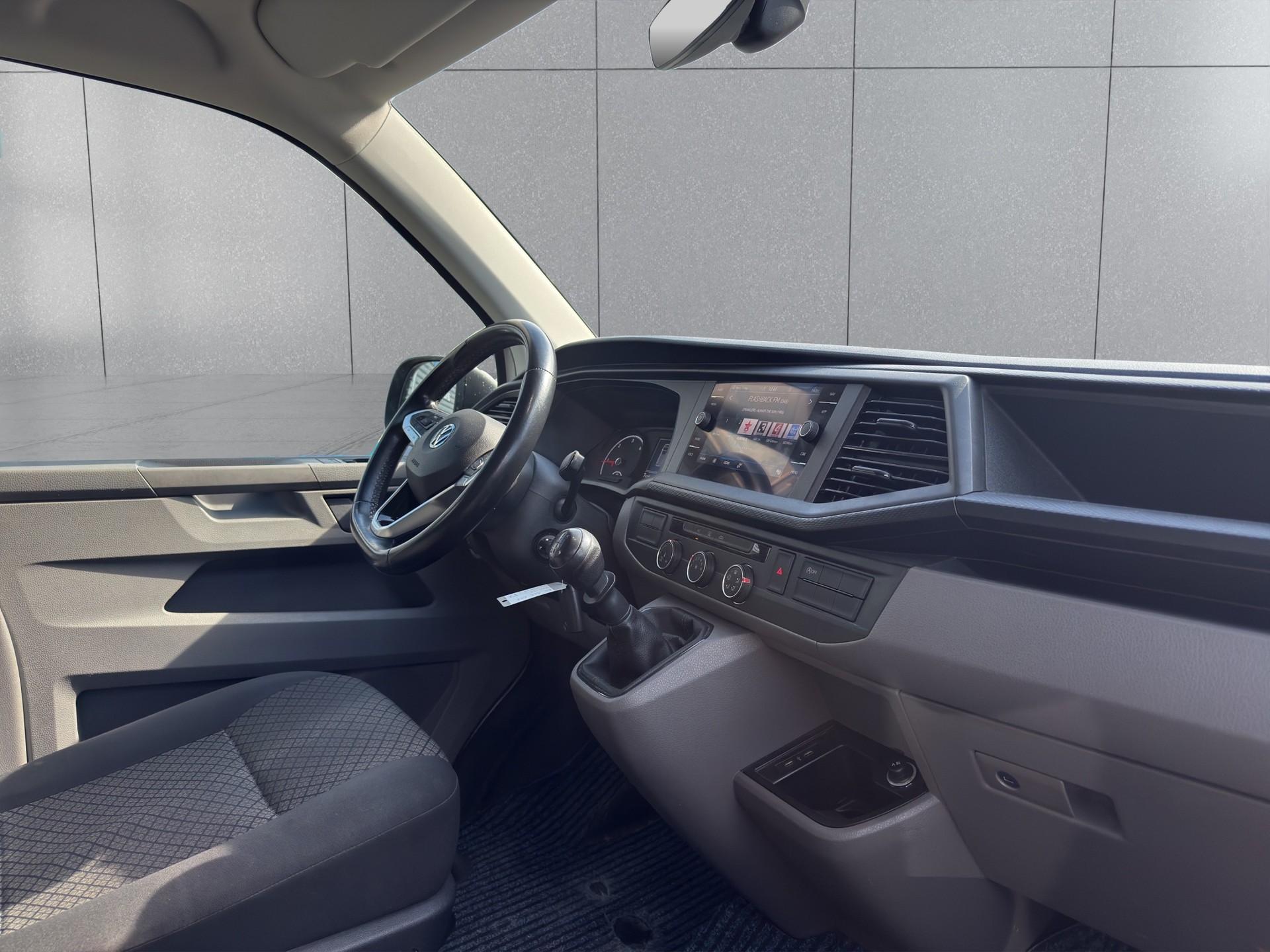 VW T6.1 Caravelle 2.0 TDI 4Motion Langer Radstand-image-10