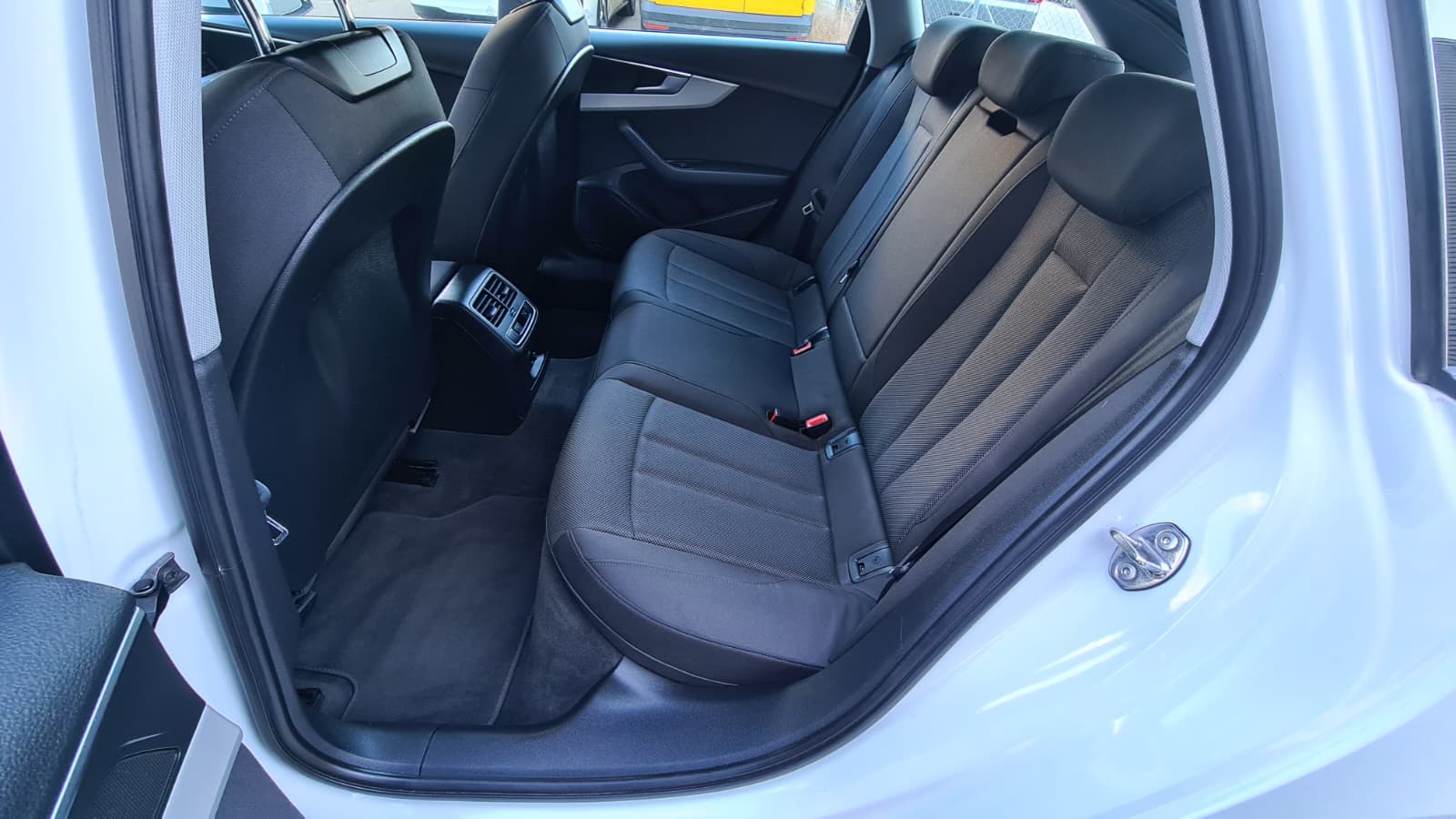 AUDI A4 Avant 40 TDI Attraction quattro S-tronic ** Gr-Navi ** Sitzehizung ** Tempomat ** PDC V+H ** Modell 2023 ** Ab MFK **-image-20